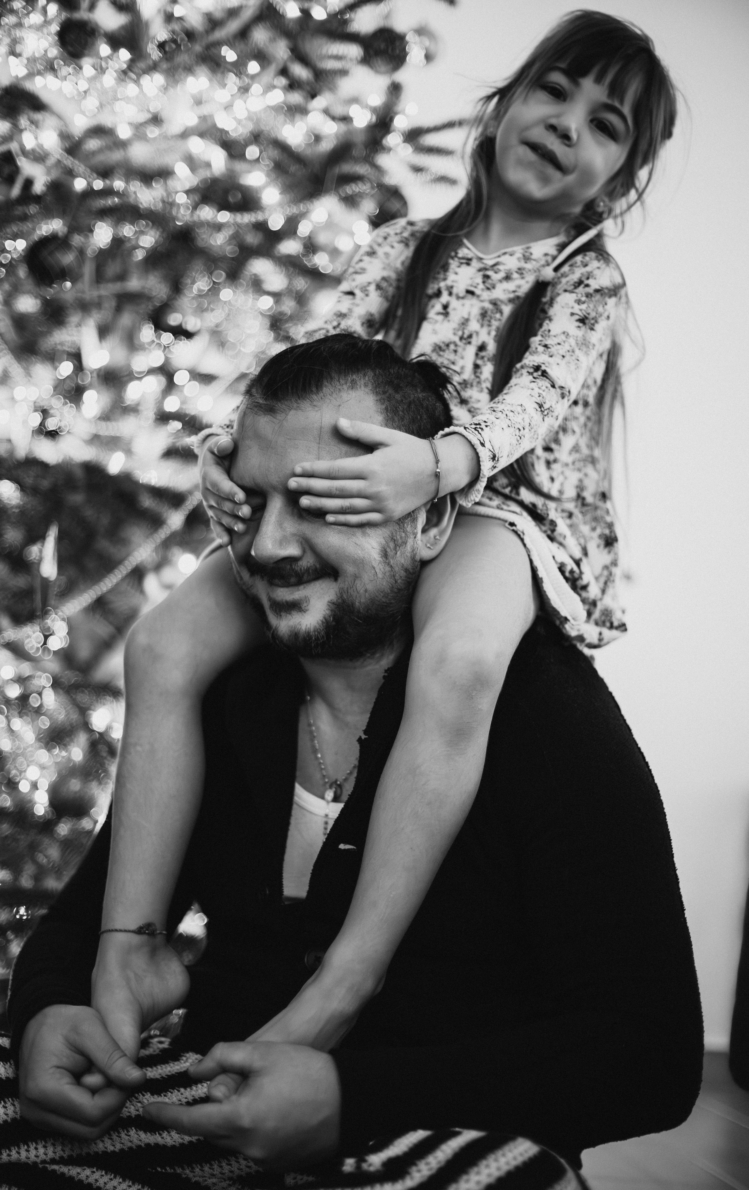 Ședință foto de Crăciun acasă, Amara și Ionuț. Fotograf de familie în Oradea Katsiaryna Ciortan