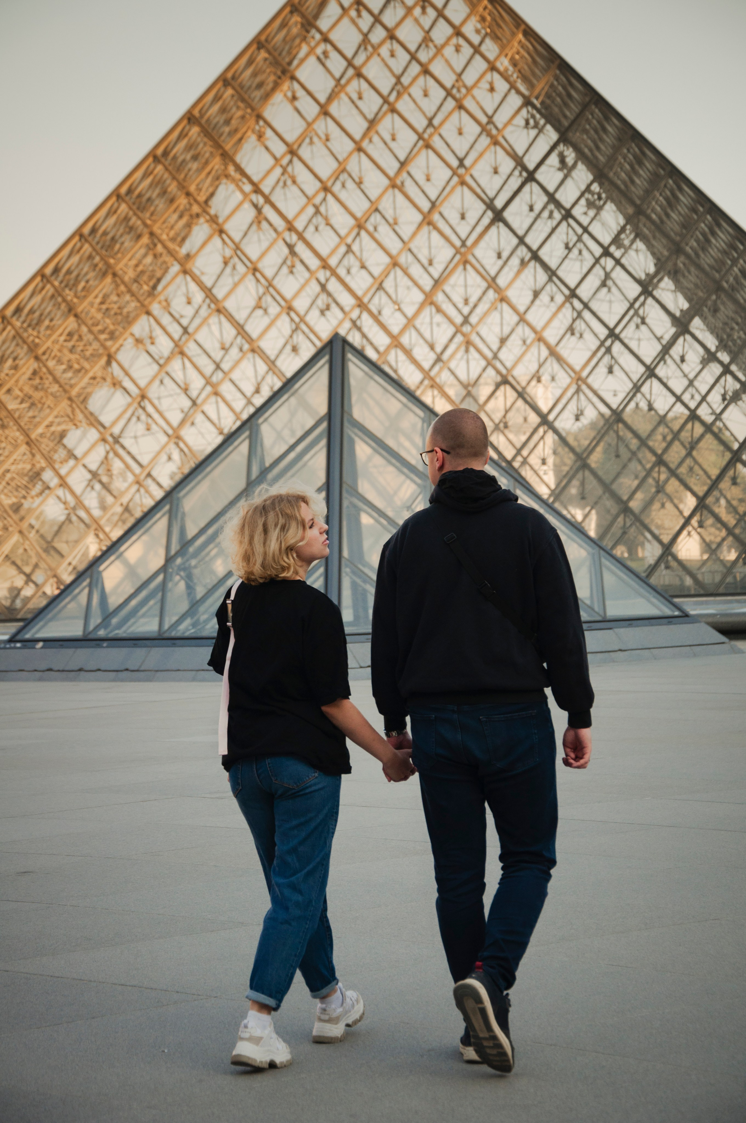 Couple photoshoot near the Louvre. Paris photographer — Polina Osipova