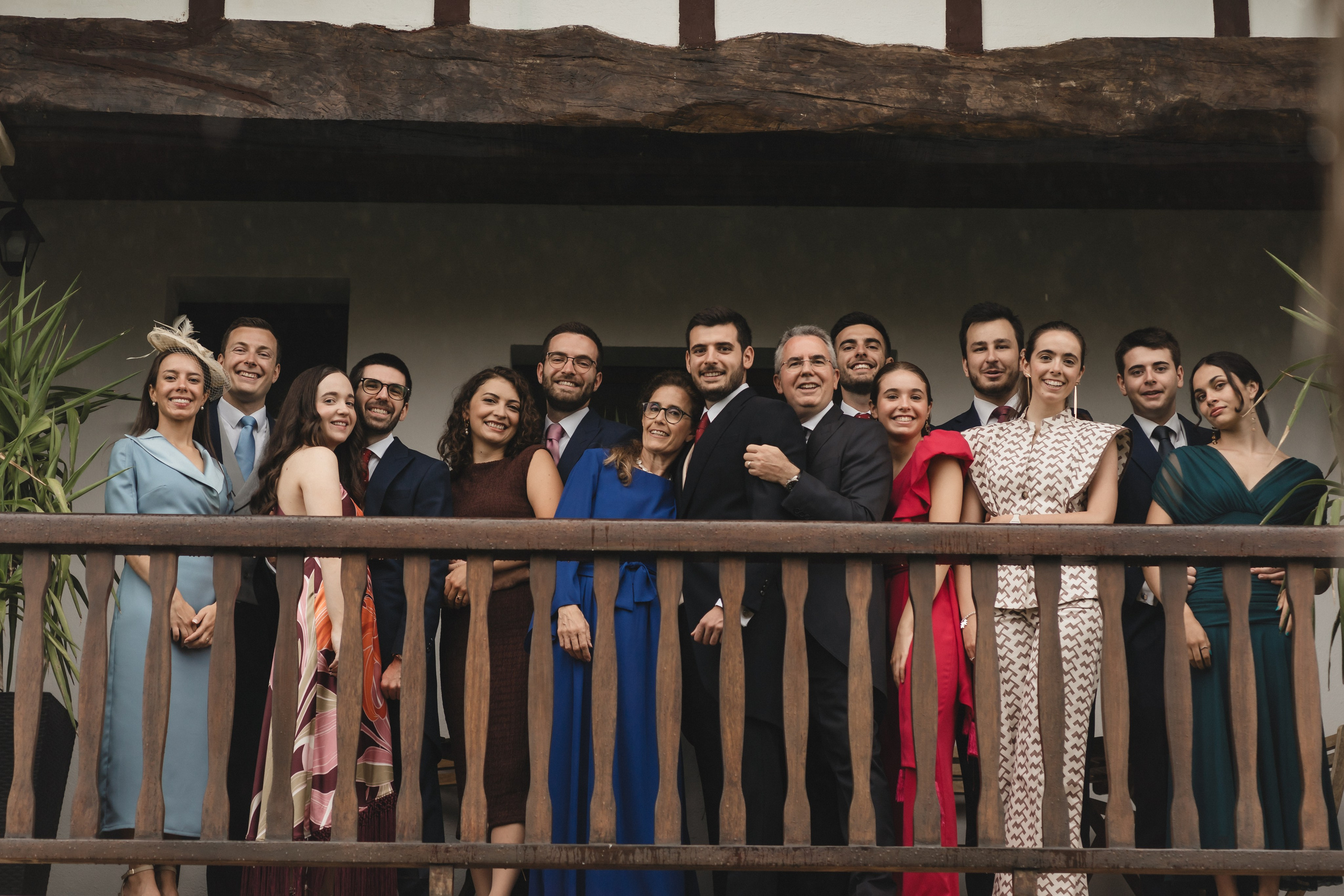Elegancia y alegría familiar. Boda de Andrés y Lucía en San Sebastián. Holigood foto y video reportaje de bodas en San Sebastián y Europa