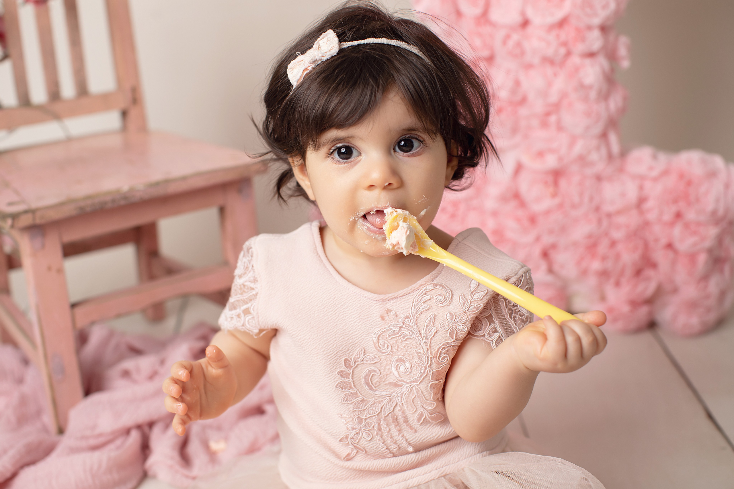 Fira ettårsdagen med en fotografisk fest, där vi fångar ditt barns glädje och de speciella stunderna på deras första födelsedag.