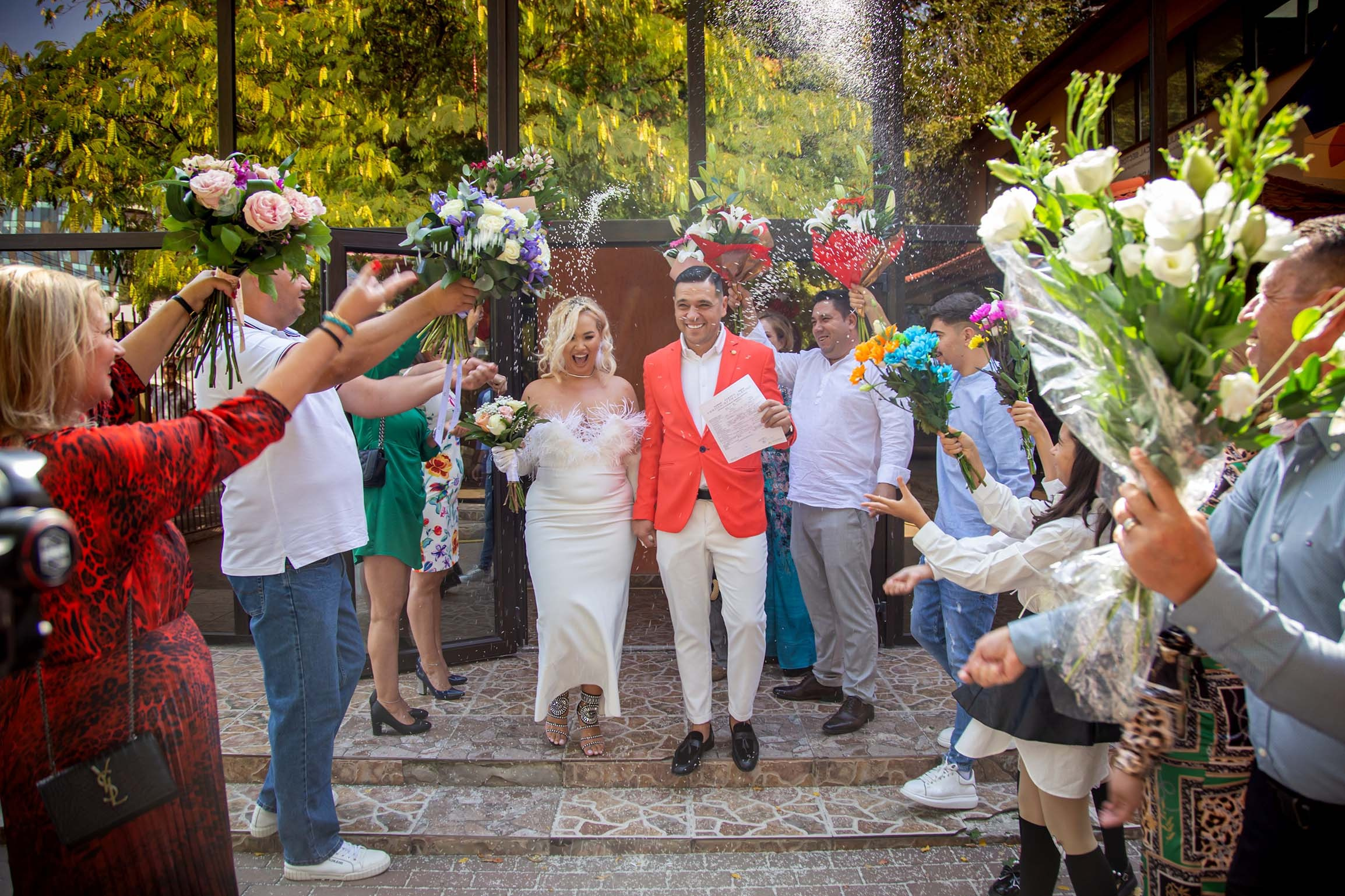 Moment festiv la cununia civilă, cu invitații aruncând orez peste miri