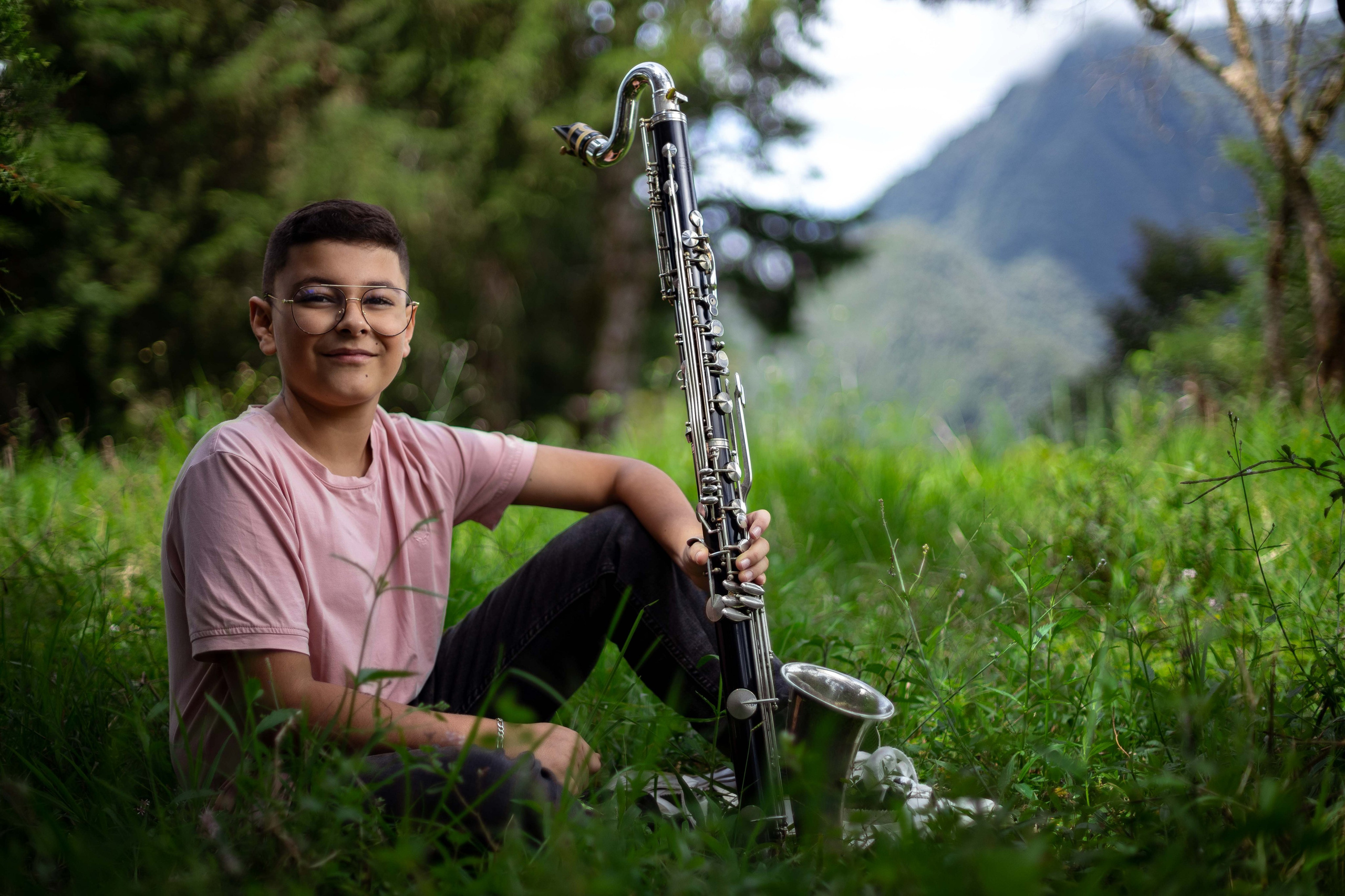 Clarinetista en el río fotografías artísticas que viva la música. Fotografía profesional para su evento en Caldas por SERFOTOGRAFÍA
