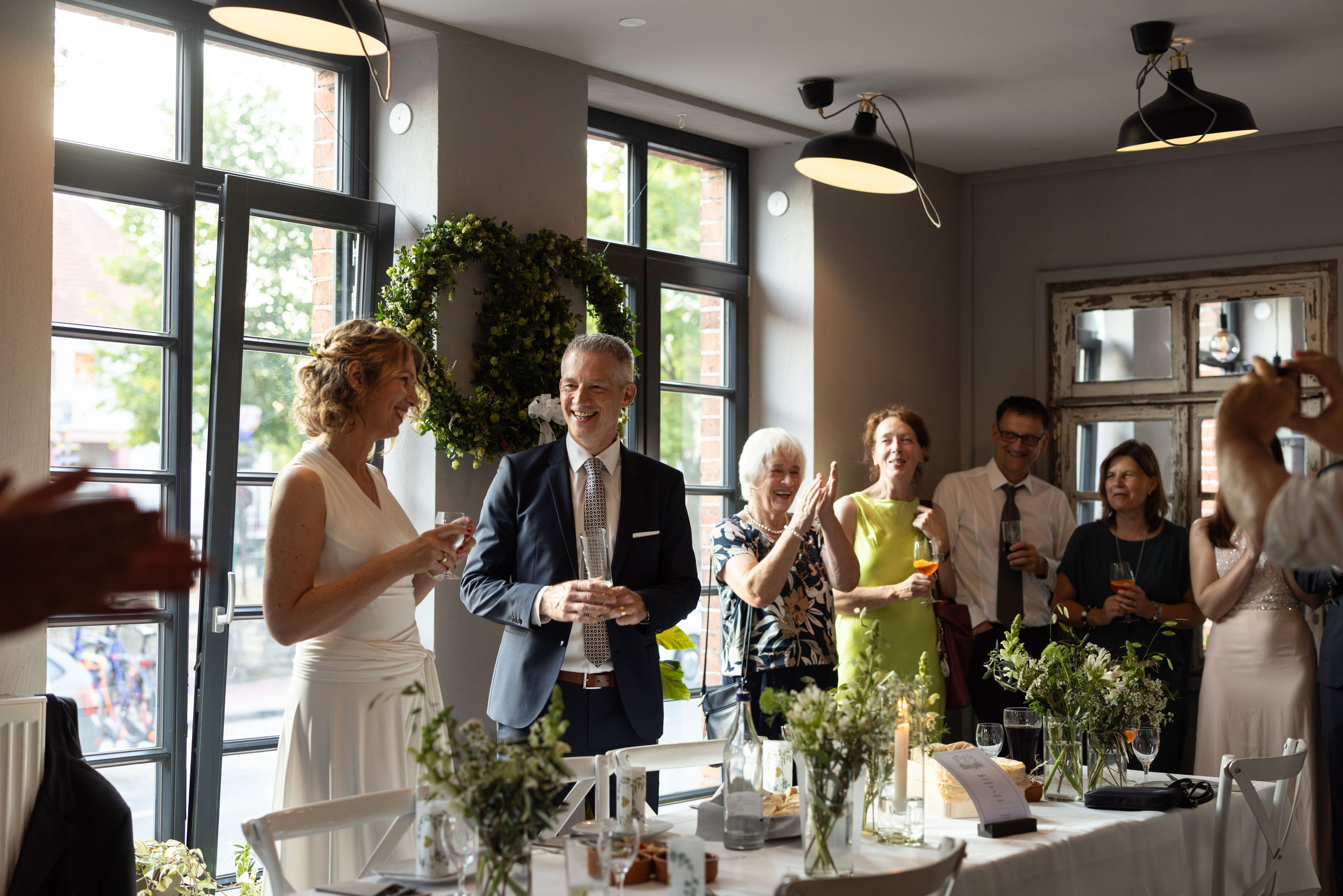 Hochzeitsgäste gratulieren dem Brautpaar nach der evangelischen Trauung in Berge