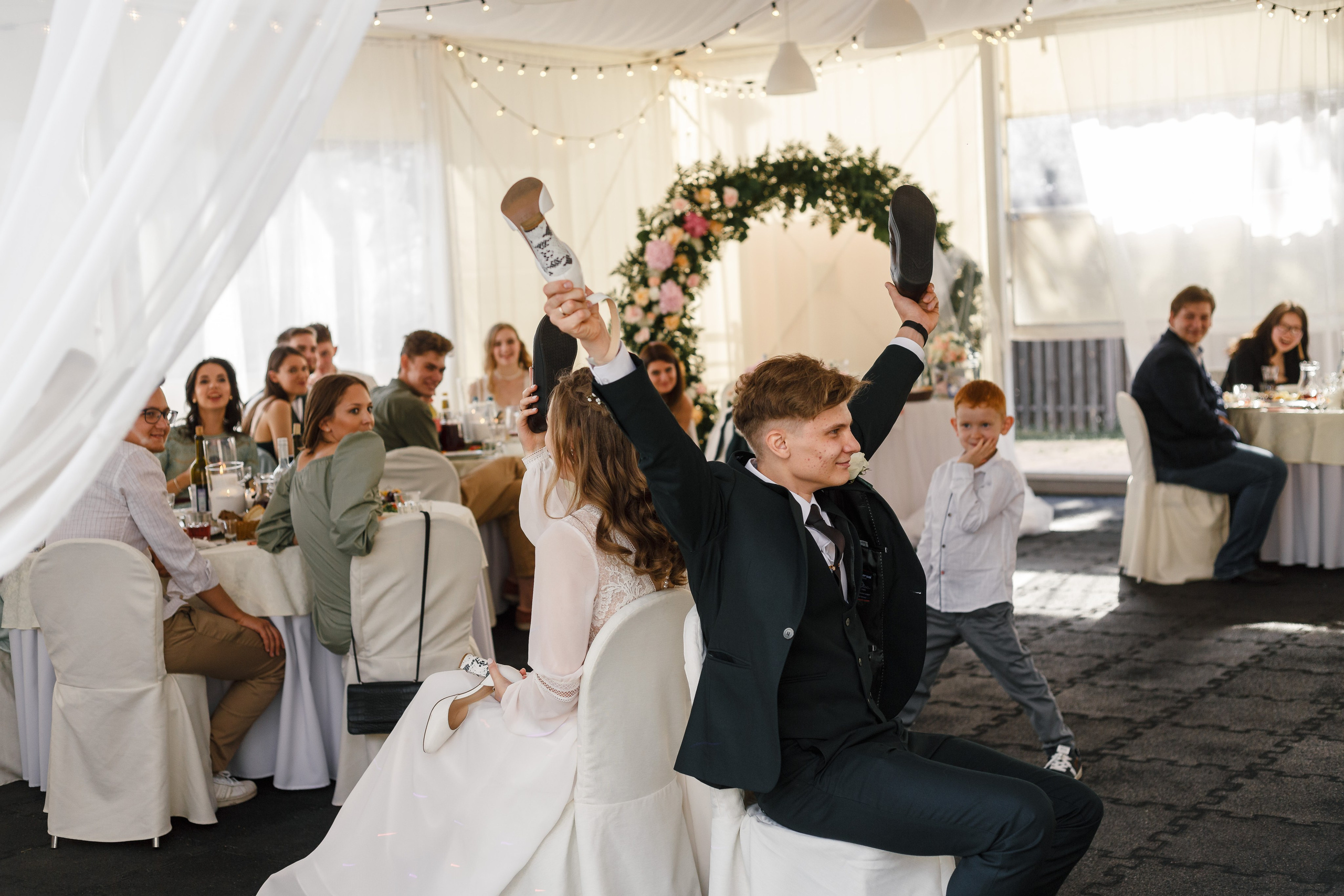 Novia y novio atrevidos con el telón de fondo de un auto viejo. Fotógrafo de retrato, familia y reportajes en Valencia | España | Europa Vitalii Lumier