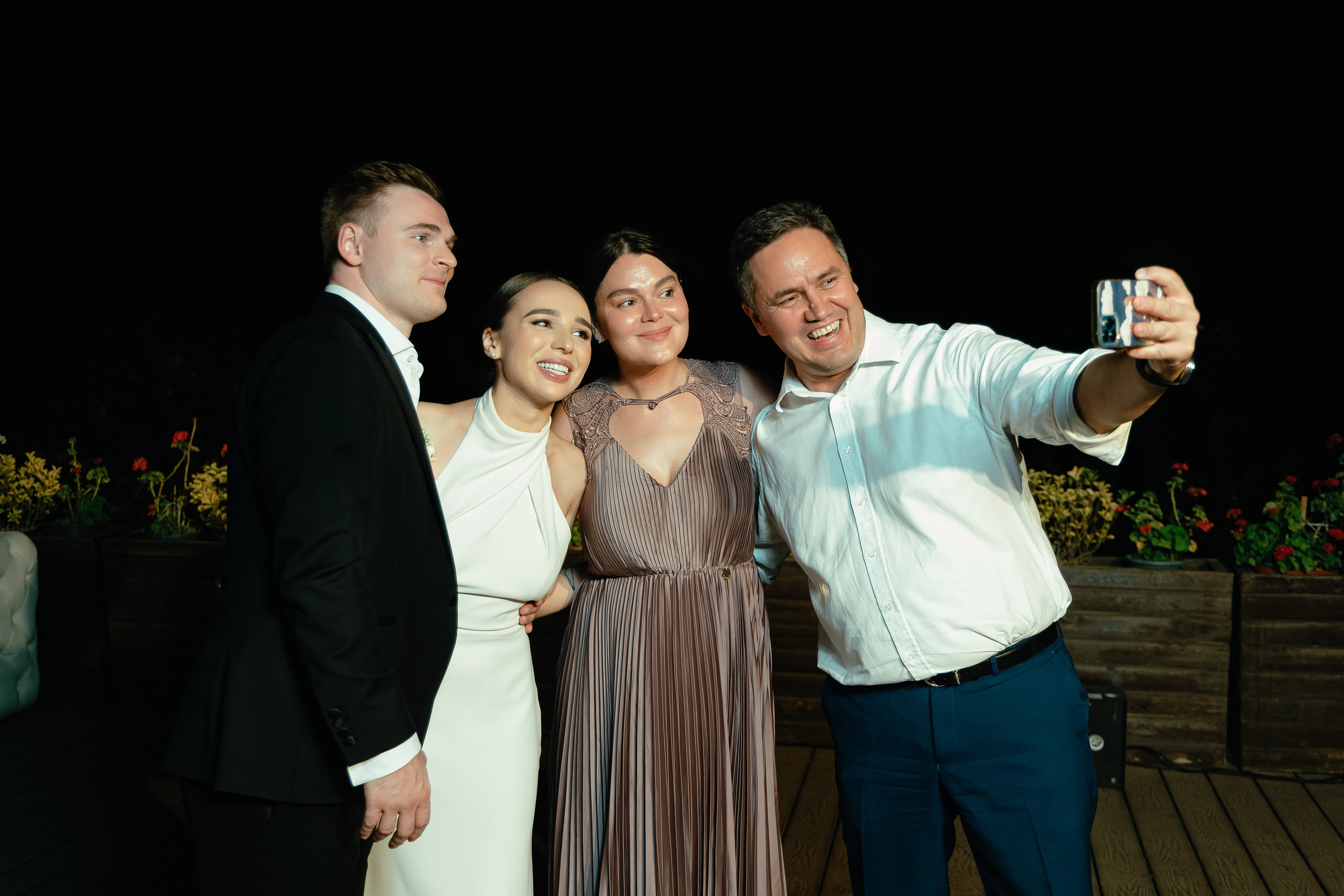 Thomas & Suyumbika. Главная