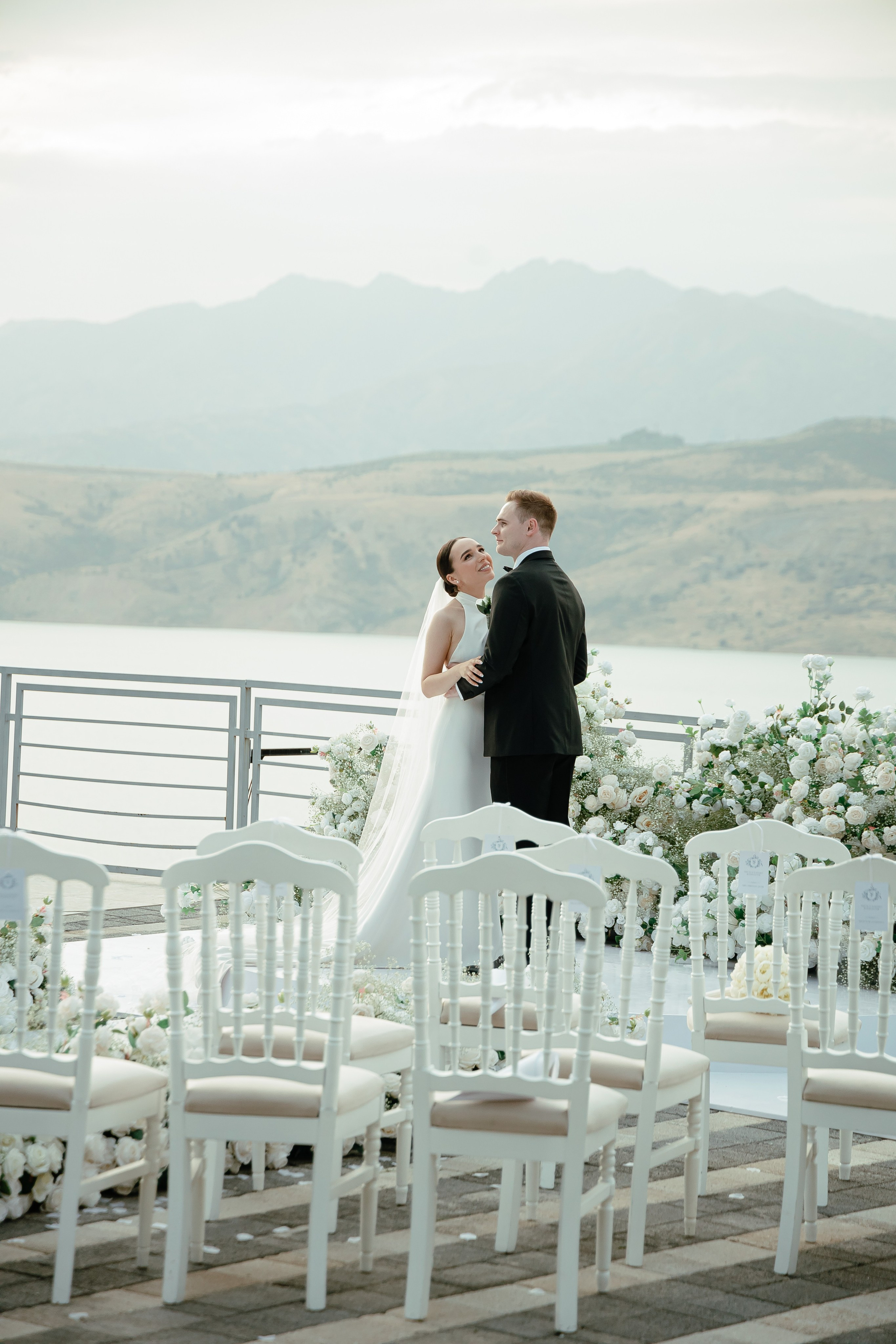 Thomas & Suyumbika. Главная