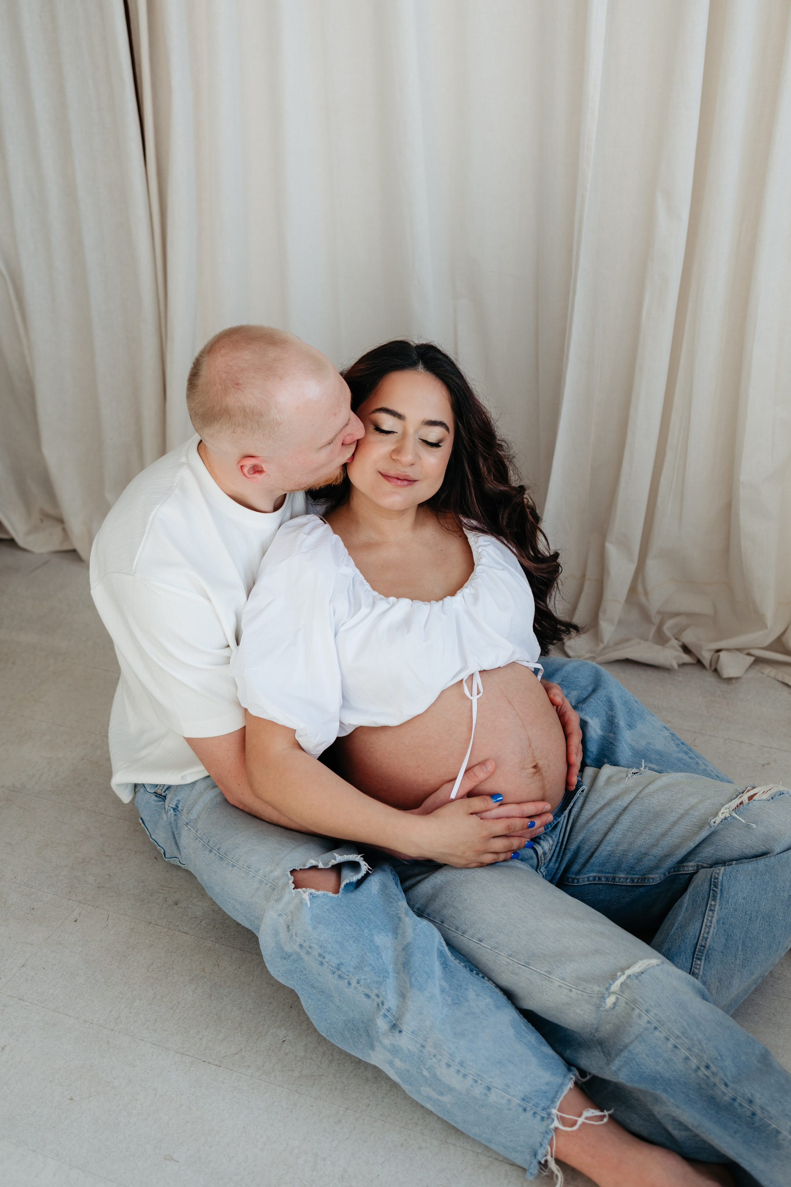 MAYRA & TREY’S MATERNITY STUDIO SESSION. Wedding Photographer Editorial Storytelling Cluj, Romania & Europe|Lore Photography