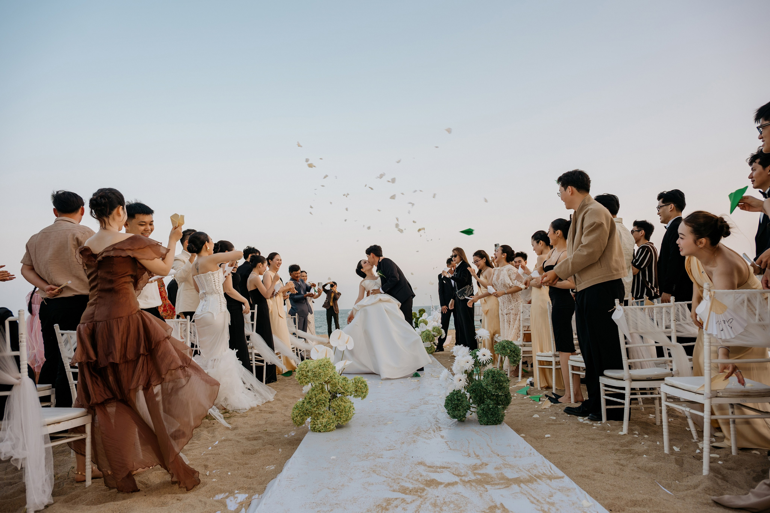DIEU & THINH/Destination Wedding. Nhiếp ảnh gia đám cưới hàng đầu tại Thành Phố Hồ Chí Minh