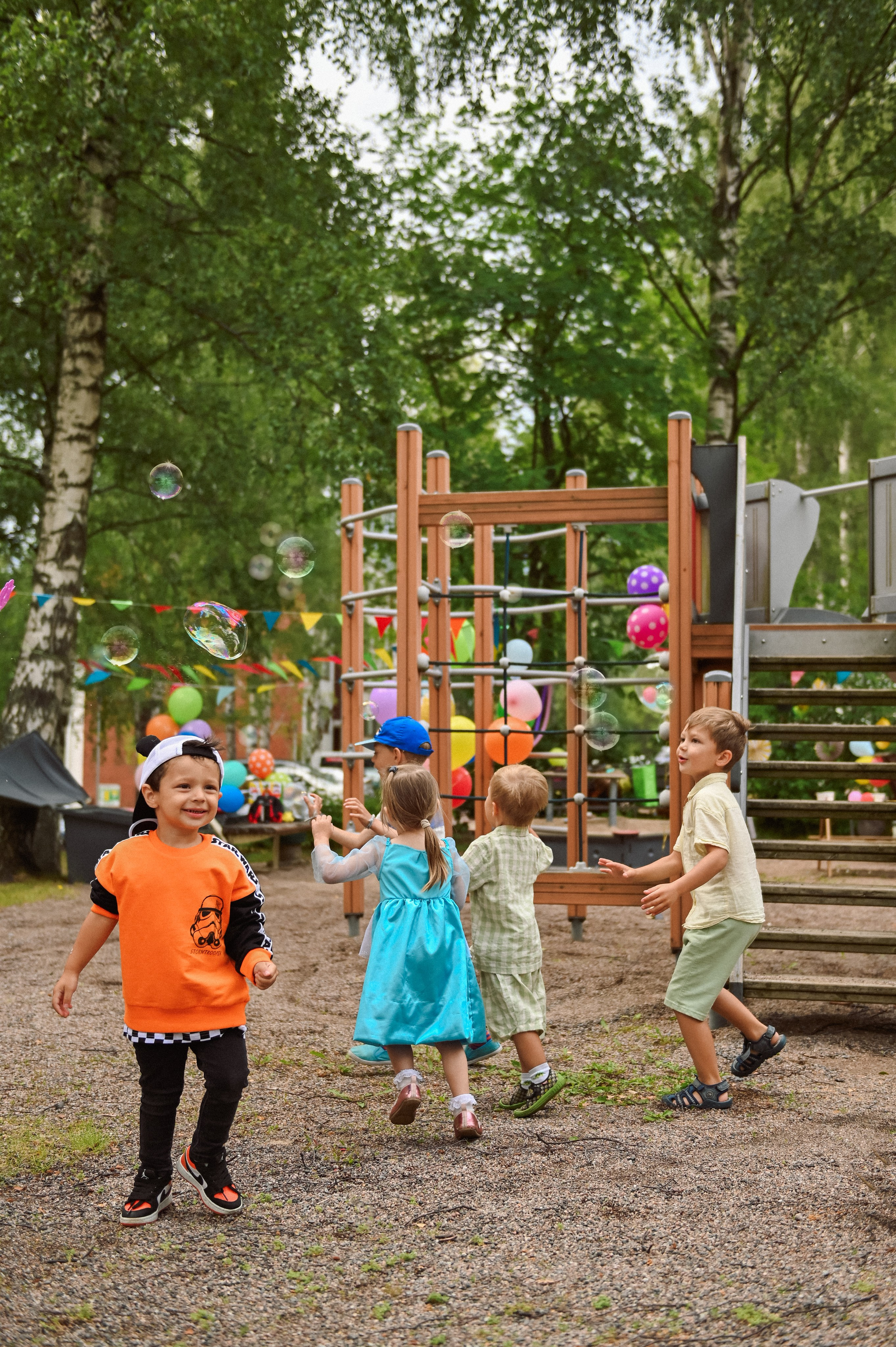 Праздник во дворе дома. Детский и семейный фотограф в финляндии дина пулкка. контент фотограф