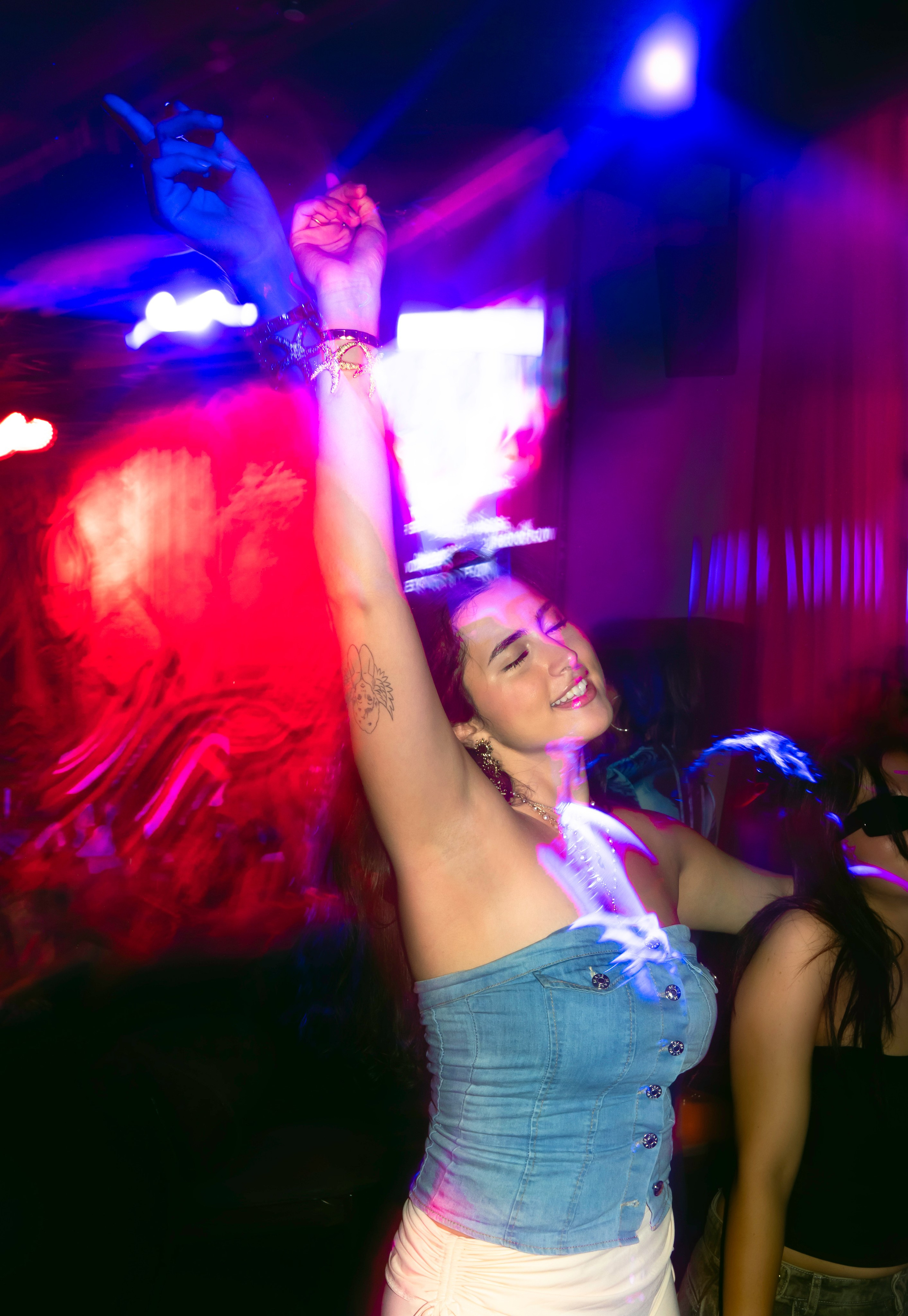 NIGHTLIFE. Versoluna