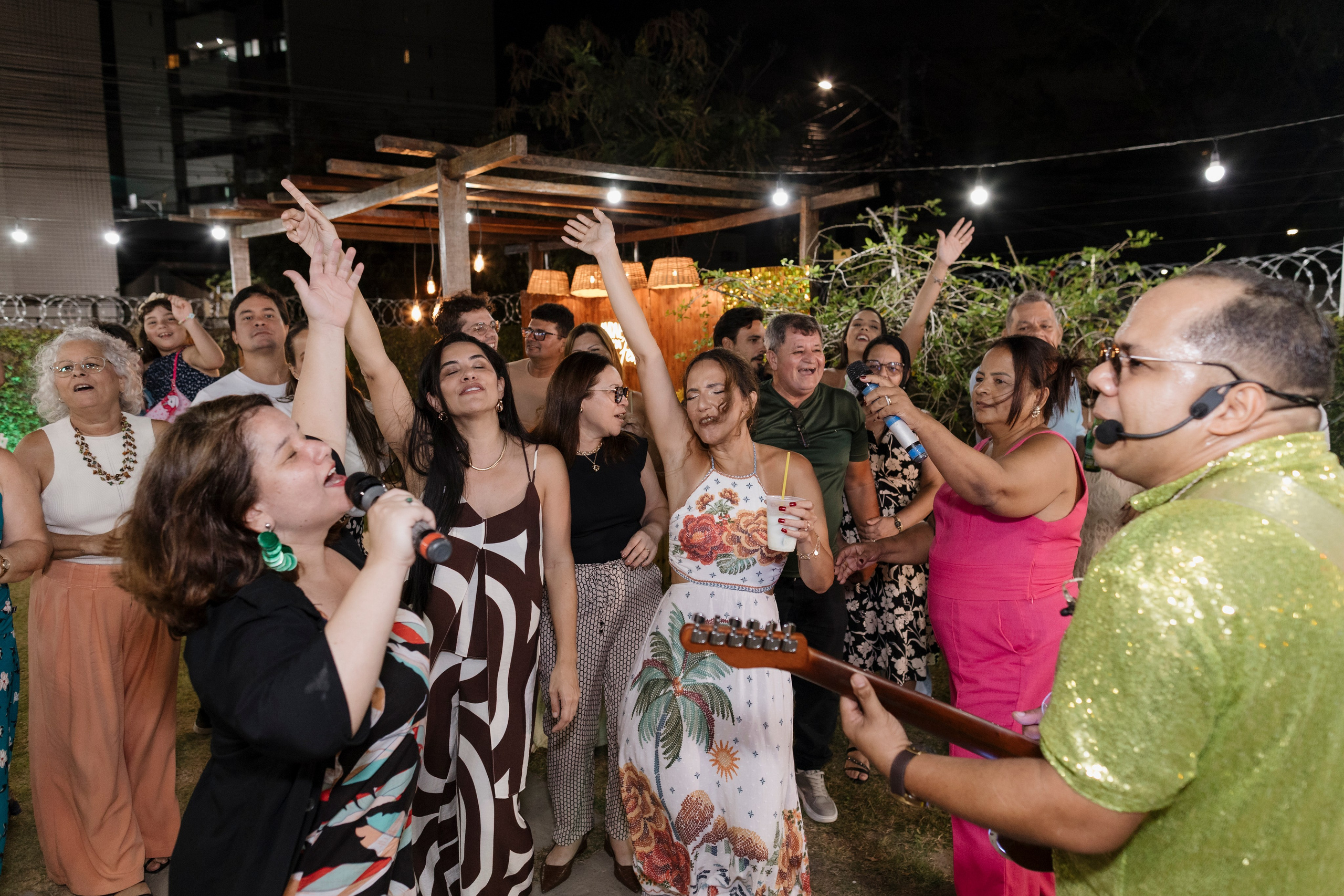Fotografia de pessoas comemorando aniversário de 40 anos com música
