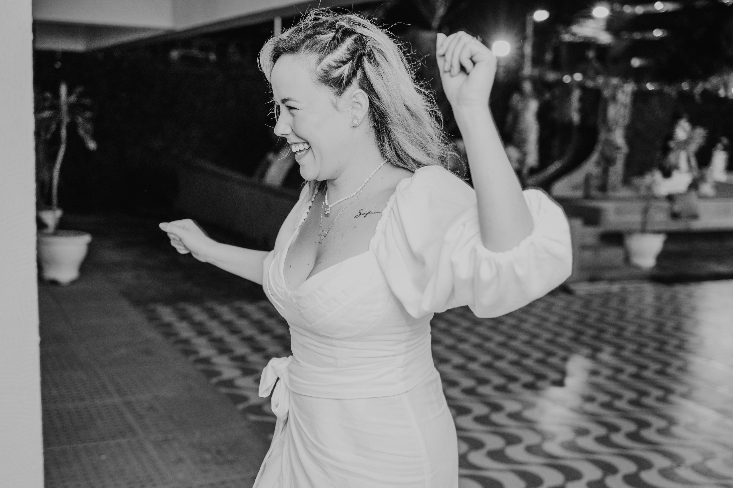 Mulher dançando em festa