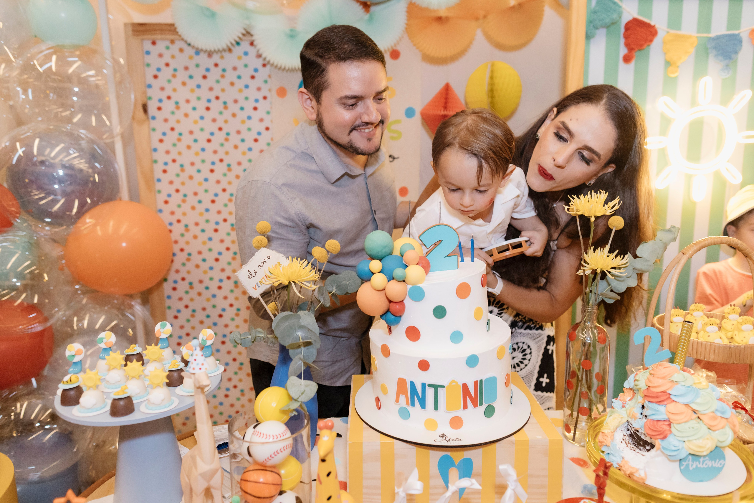 Aniversariante soprando velinha após o parabéns