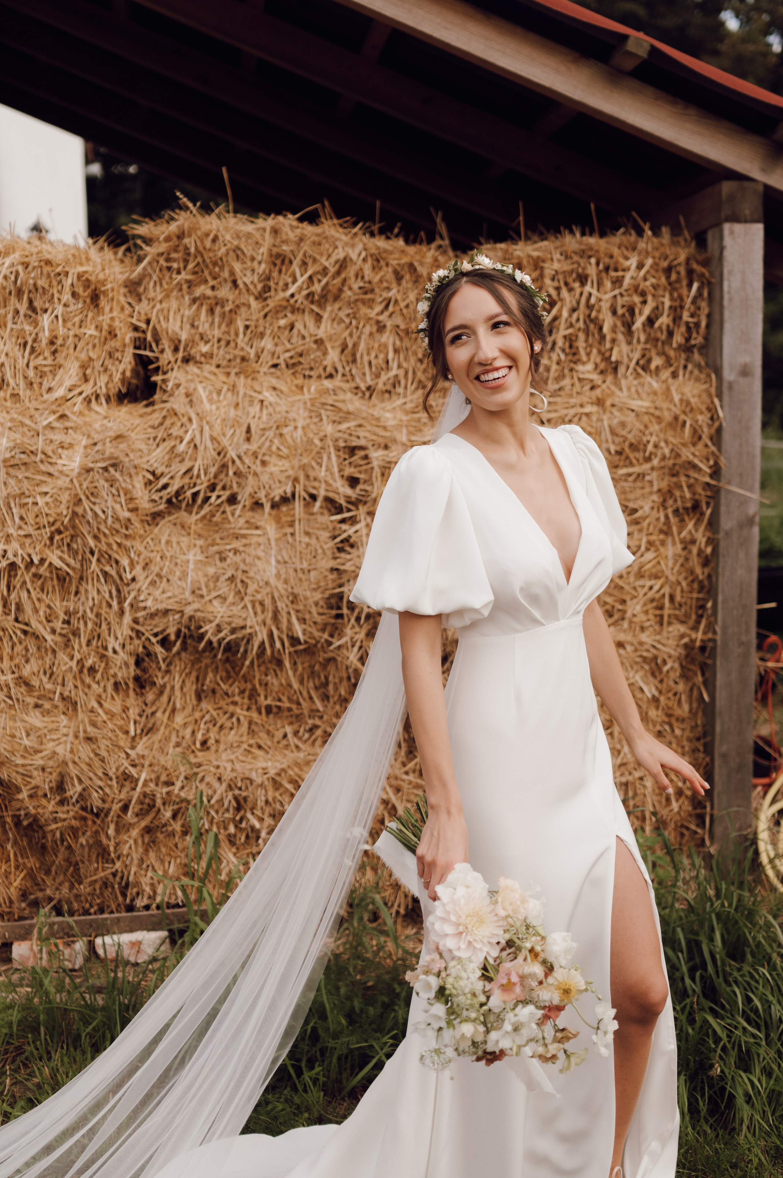 Panna młoda w rustykalnym otoczeniu – ślub w stylu boho, fotograf ślubny Wielkopolska.