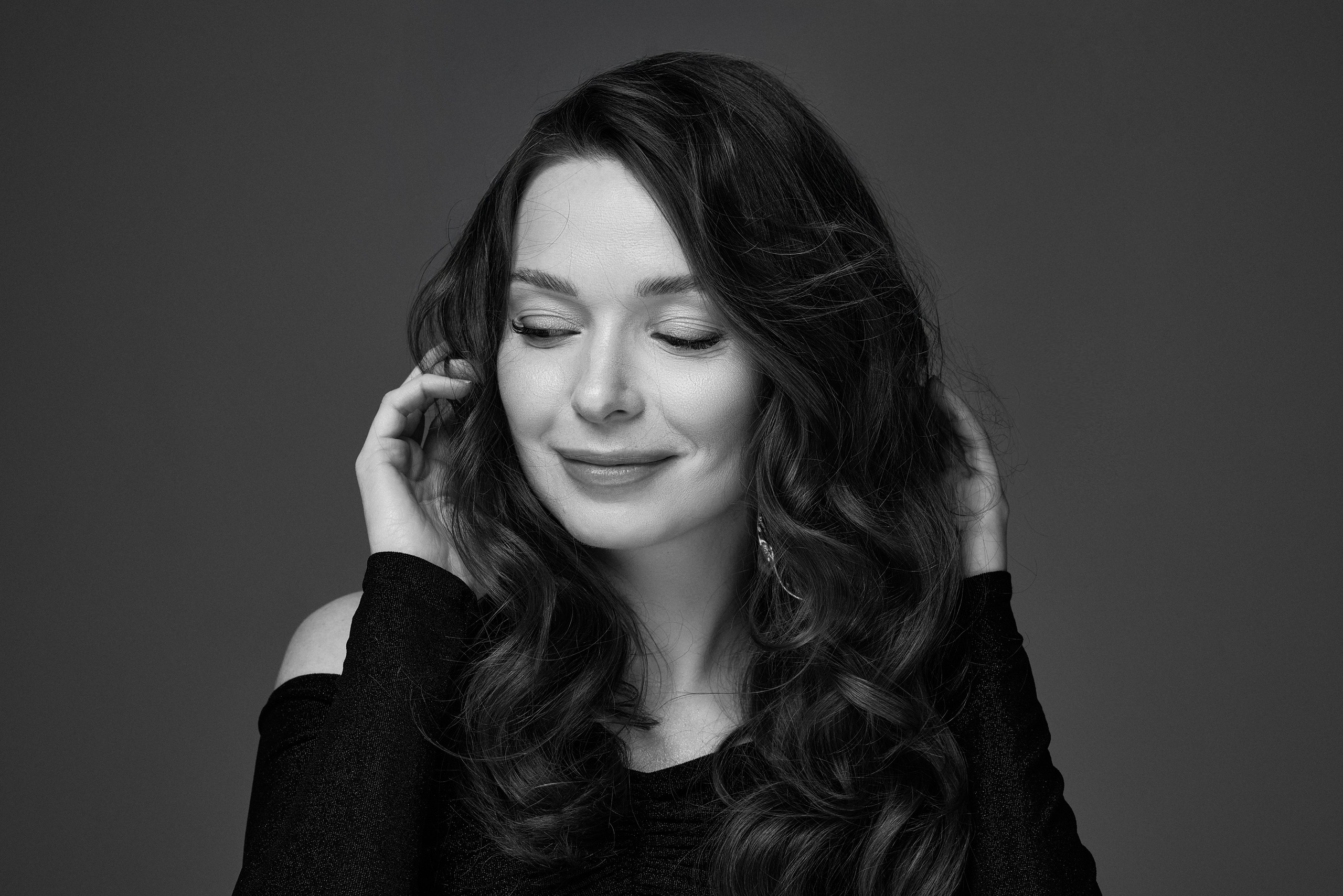 Czarno-biały portret kobiety – elegancja i emocjonalna głębia w artystycznej fotografii."