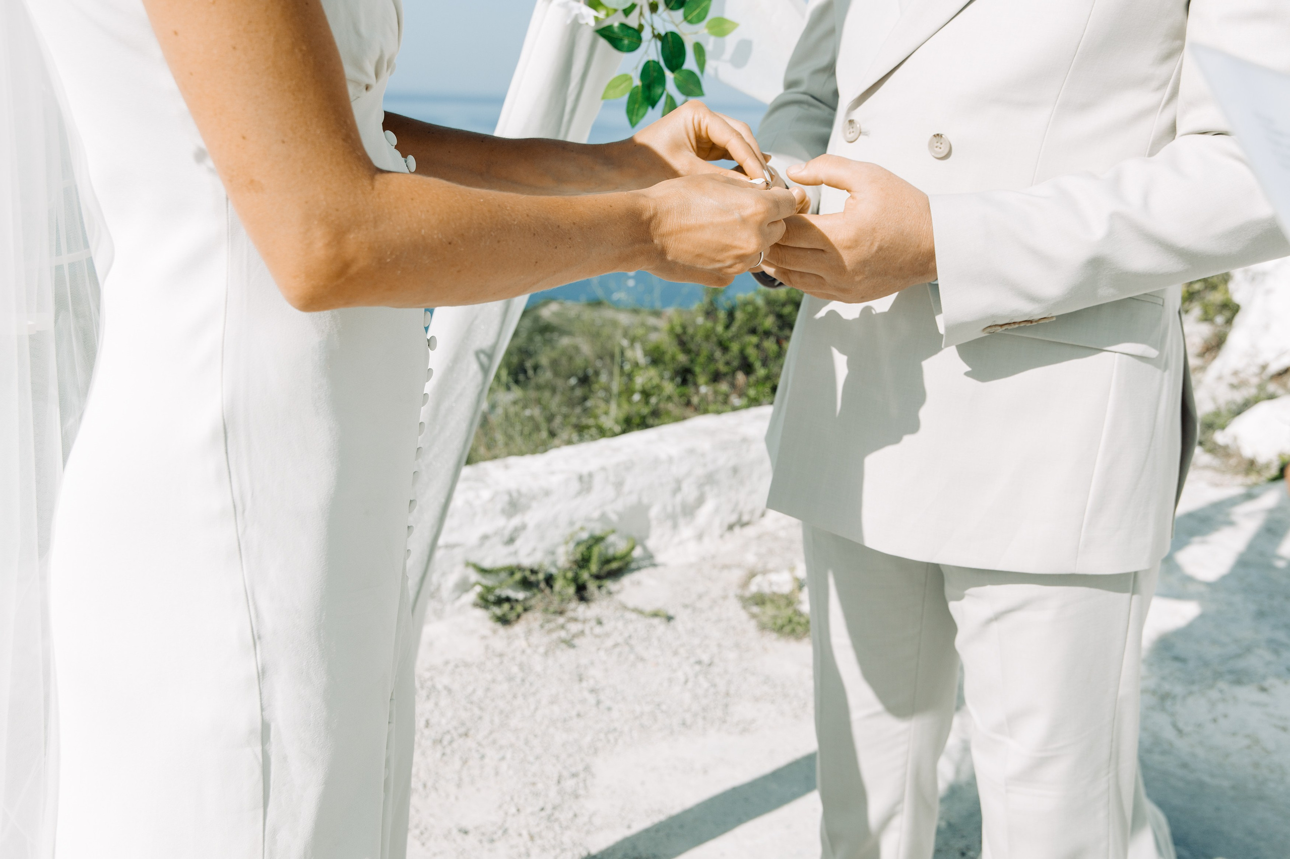 Ring exchange ceremony. Portrait- und Hochzeitsfotografin Irene Art Photo mit Sitz auf der griechischen Insel Rhodos