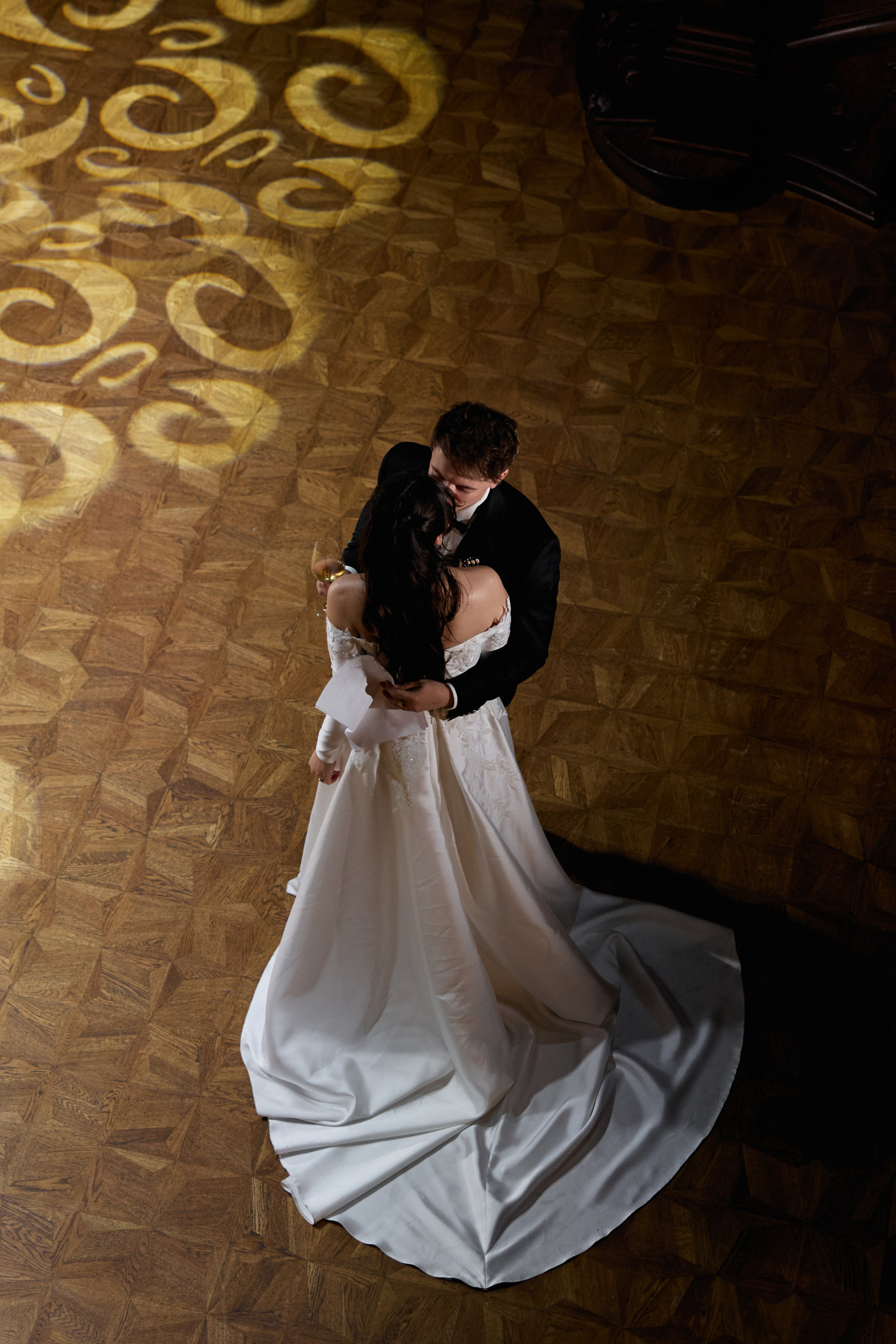Wiktoria & Kacper. Pałac Goetz. Fotograf ślubny i rodzinny w Krakowie Yana Klymova