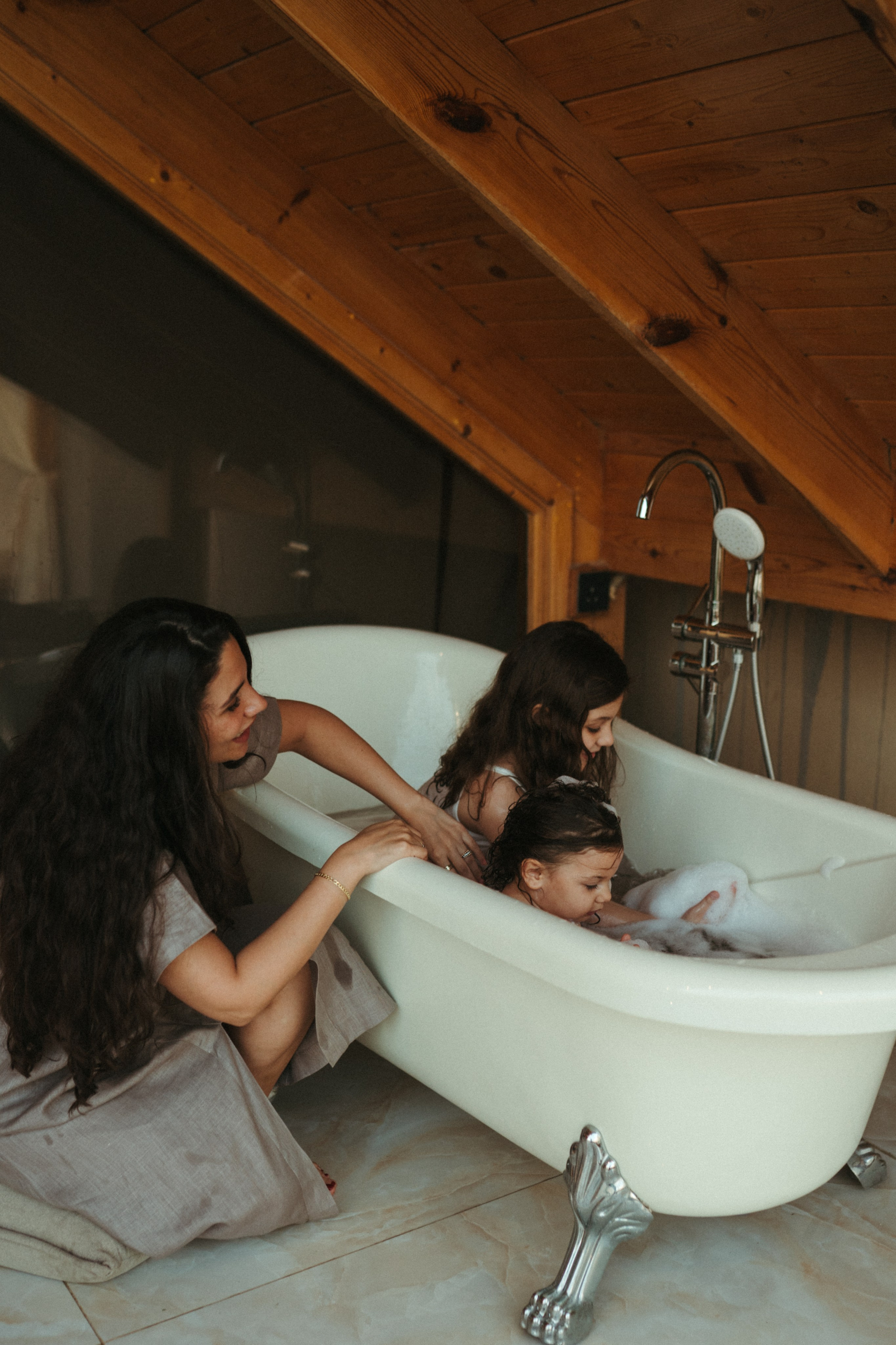 Amnah with daughters. Family photographer in Saudi Arabia