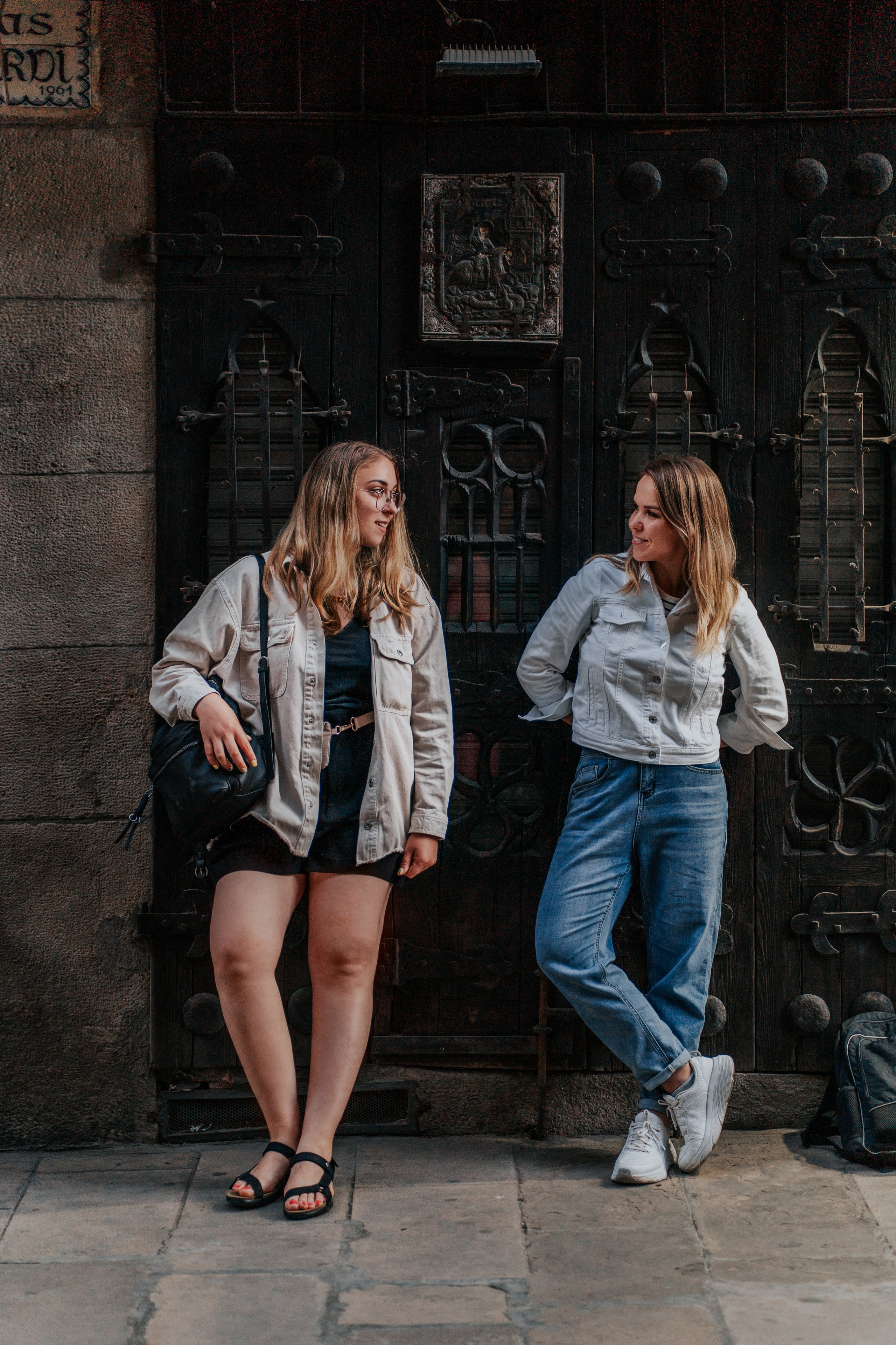 Tourist photoshoot for friends. DiaFoto — Wow Photographer in Barcelona | Premium Barcelona Photoshoot Experience