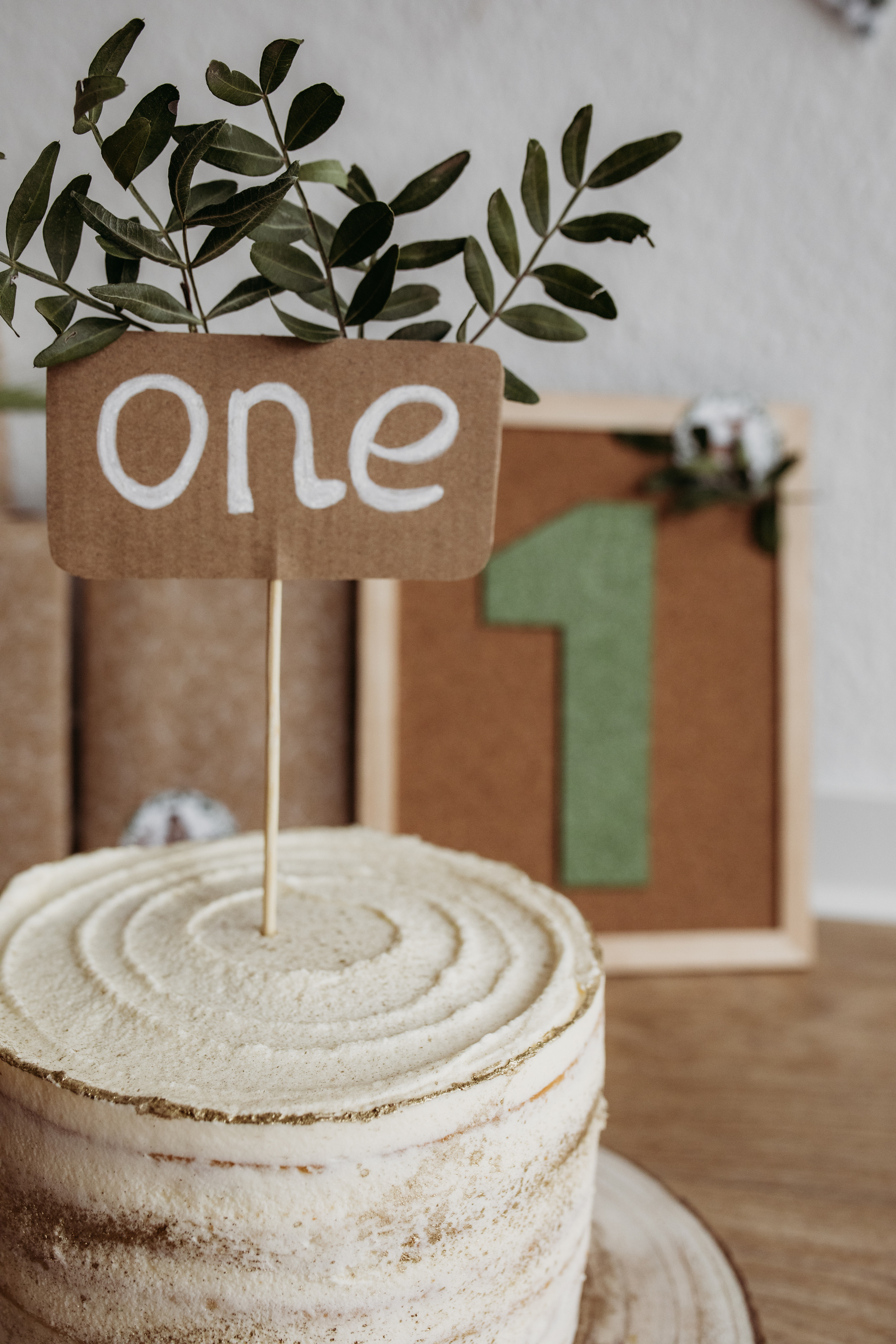 Erster Geburtstag wird von Baby groß gefeiert.