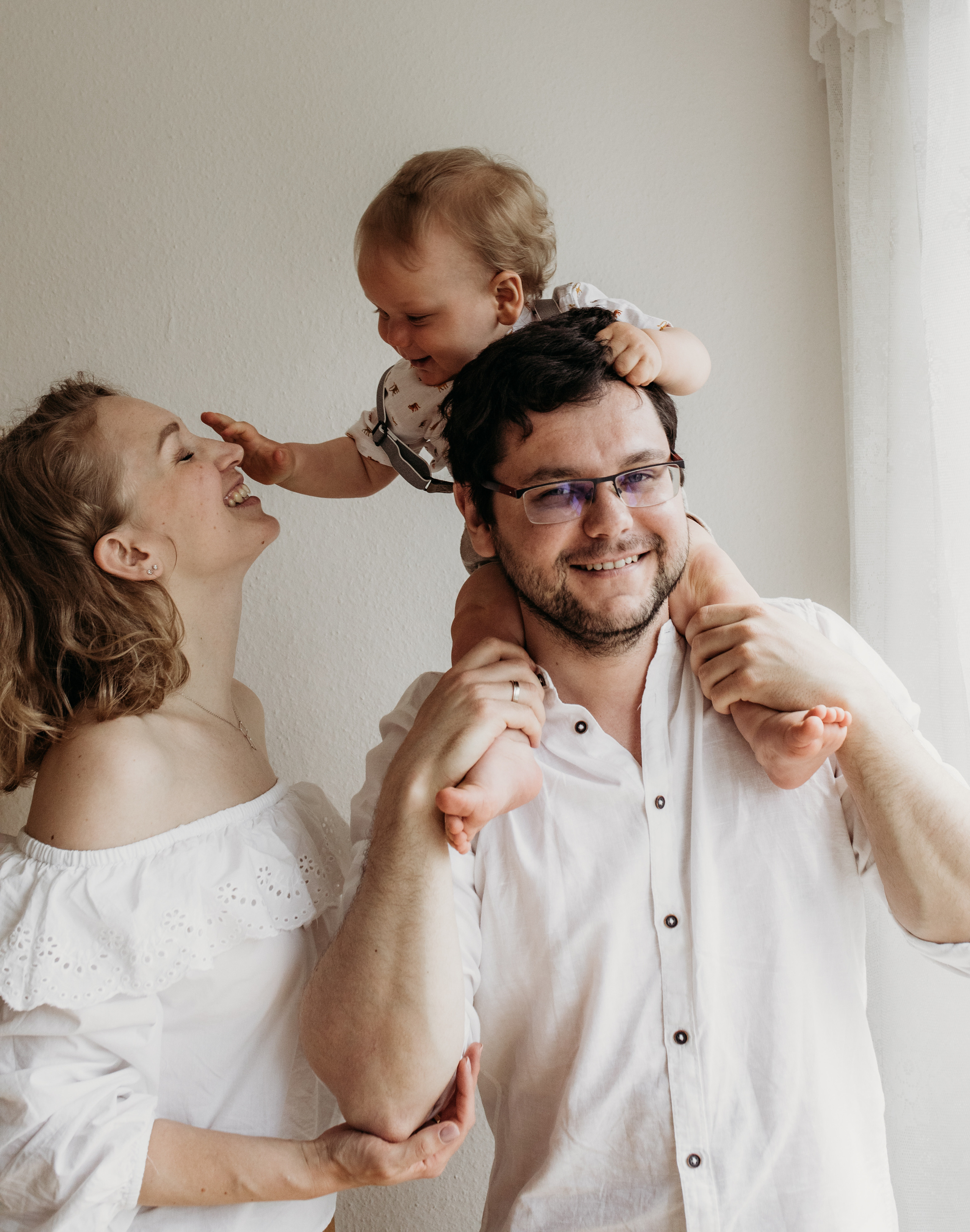 Erster Geburtstag wird von Baby groß gefeiert.