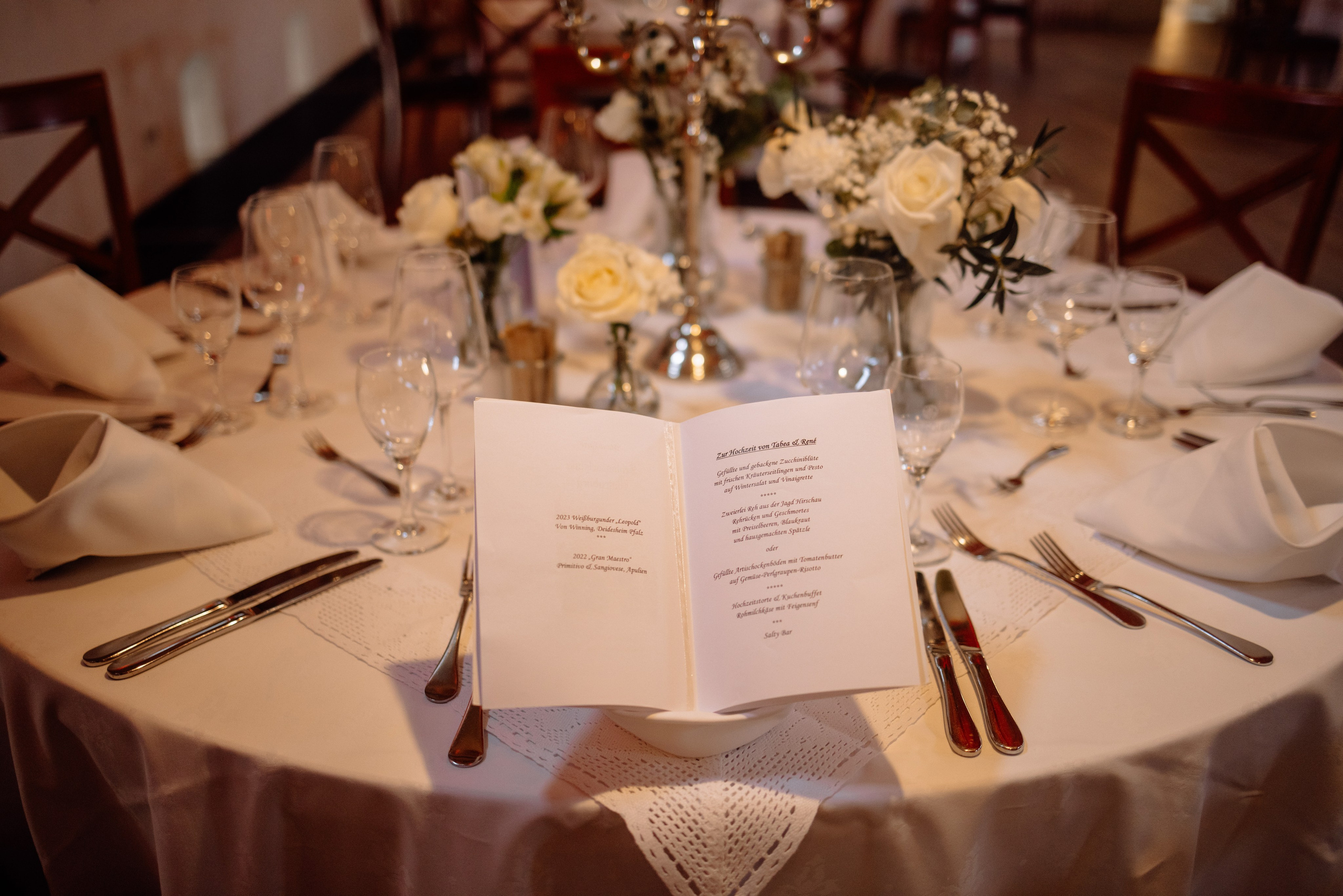 Festlich gedeckte Hochzeitstische mit Blumen