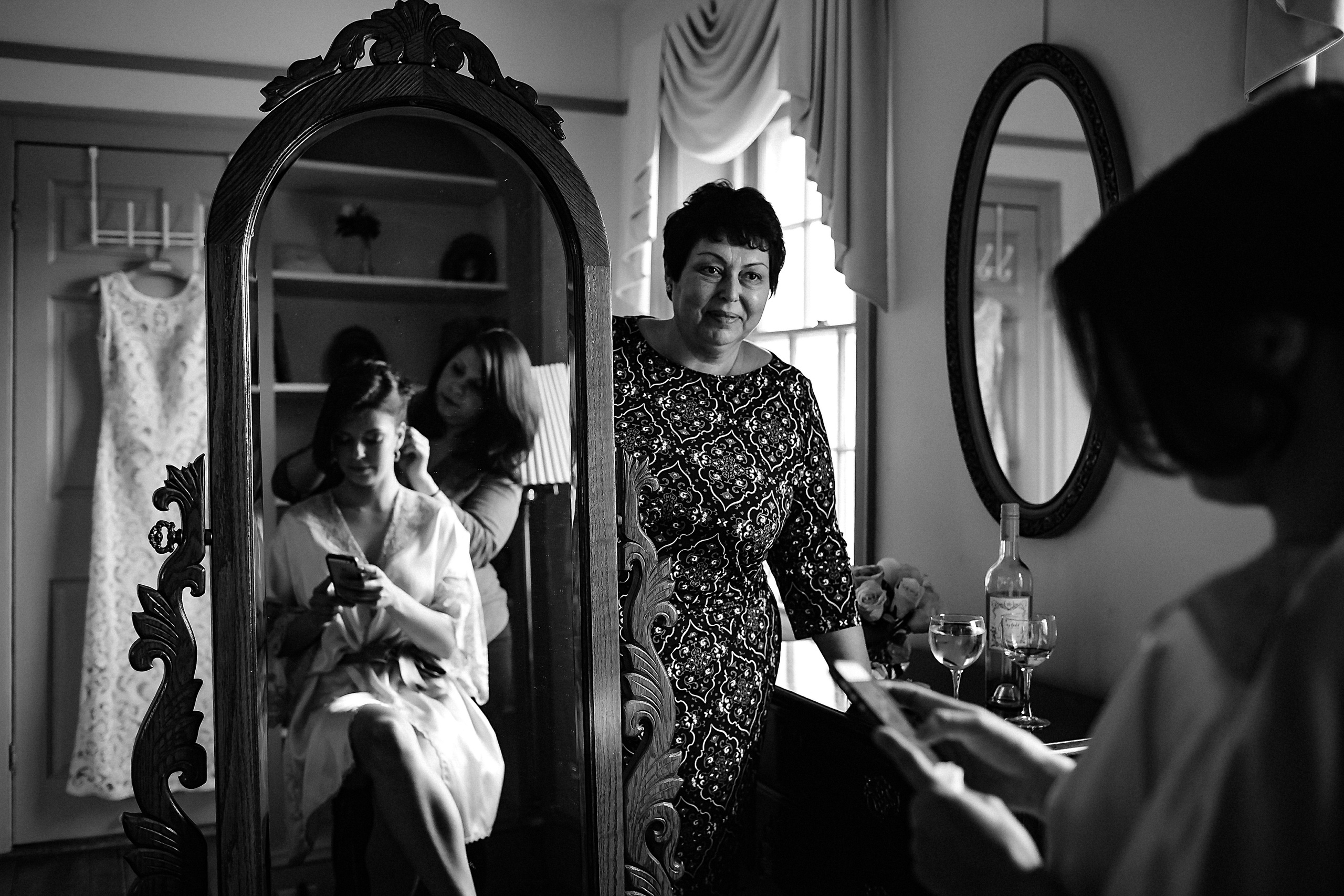 Фотограф в Ирландии Дублин свадьба утро фотки лучший топ свадебный красивая невеста приготовление утро зеркало мама взгляд переживания