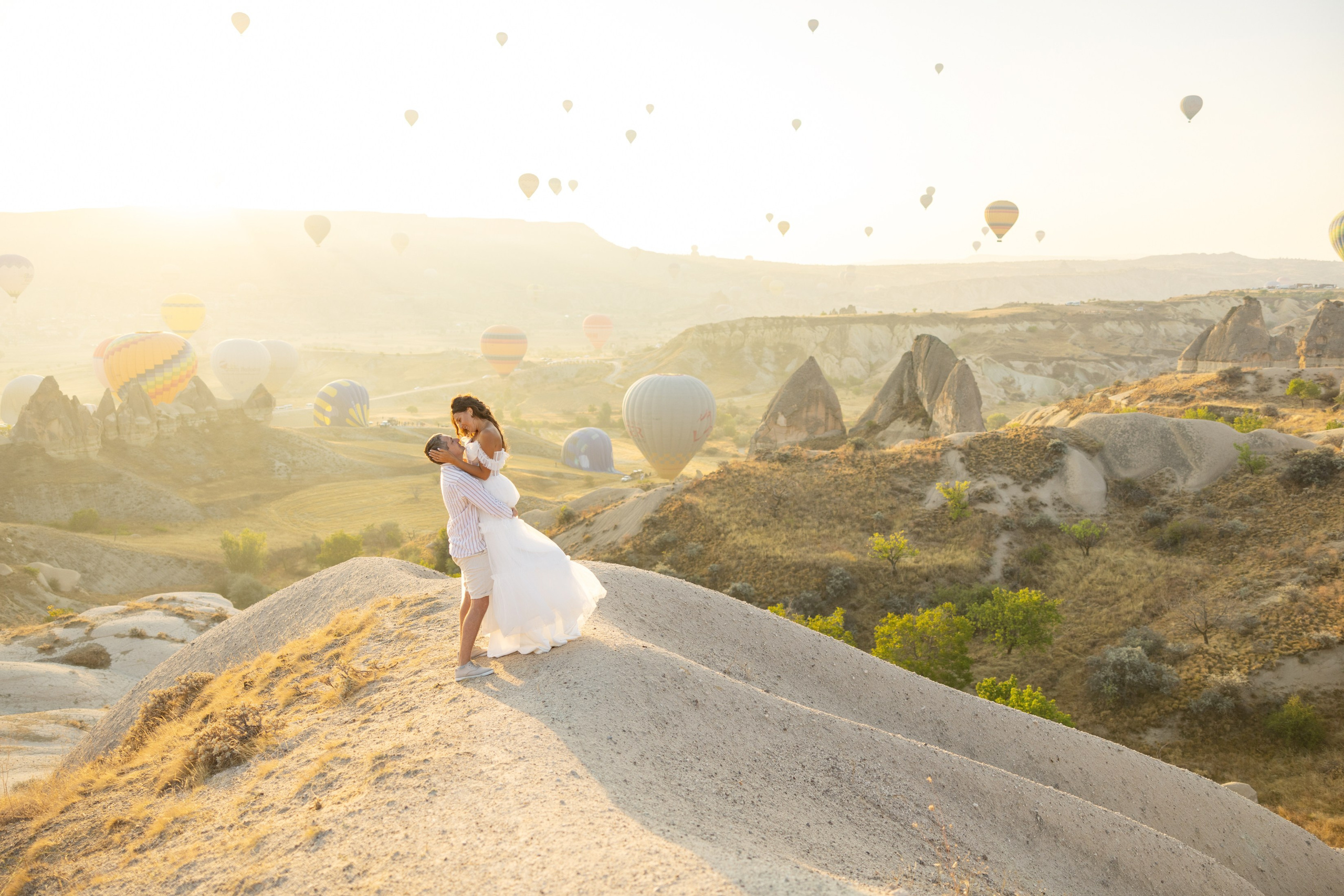 Family Photoshoot at Sunrise with Cappadocia’s Hot Air Balloons. Julia Ganch I Fashion Wedding Photography I Cappadocia Turkey
