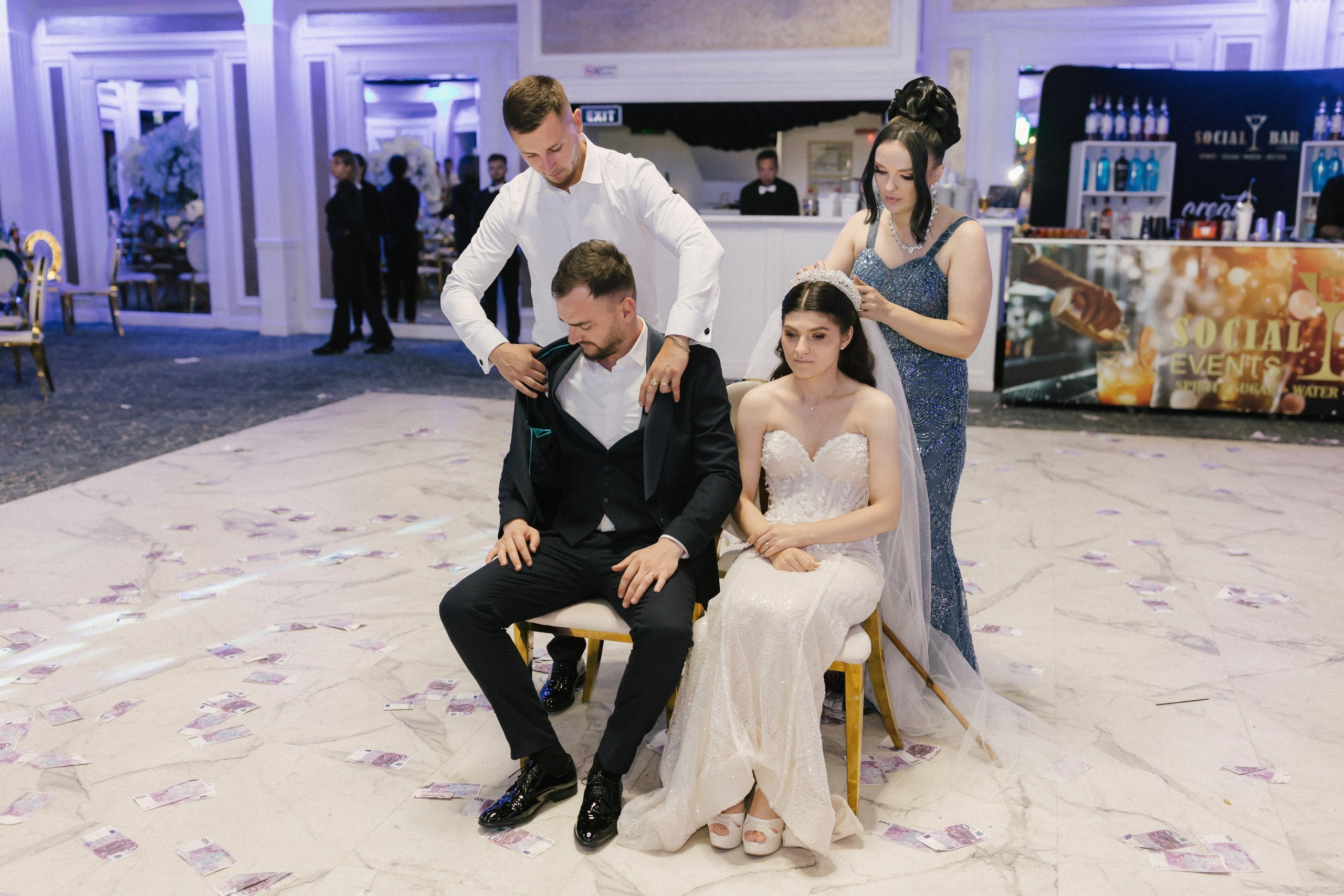 1. Mireasa Adriana în timpul pregătirilor de nuntă în Tudora Botoșani2. Costumul mirelui Ionuț fotografiat artistic în ziua nunții3. Prietenii mirelui la tradițiile de nuntă în Tudora4. Bărbieritul mirelui în cadrul obiceiurilor tradiționale de nuntă5. Fotografii de familie la biserică în ziua nunții6. Portret de familie cu mirii și copilul lor la nunta din Botoșani7. Primul dans al mirilor la Mariage Dor Baisa Botoșani8. Decor elegant de nuntă la Mariage Dor Baisa9. Emoții și tradiții la nunta din Tudora județul Botoșani10. Fotograf profesionist de nuntă în Botoșani surprinzând momente autentice - otograf-nunta-botosanifotograf-evenimente-botosanifotograf-profesionist-botosanifotograf-nunta-tudoranunta-tudora-botosanisedinta-foto-nunta-botosanipoze-nunta-botosanifotografii-nunta-tudorafotograf-cununie-religioasa-botosanibiserica-sfintii-imparati-constantin-si-elena-tudoramariage-dor-baisa-botosanirestaurant-nunta-botosanidansul-mirilor-mariage-dorpregatiri-mire-botosanipregatiri-mireasa-botosanitraditii-nunta-moldovaobiceiuri-nunta-tudorafotograf-familie-nunta-botosaniportret-miri-botosanigalerie-foto-nunta-botosanialbum-foto-nunta-botosaninunta-eleganta-botosaninunta-cu-traditii-botosanifotograf-premium-nunta-botosaniservicii-foto-video-botosanipoveste-de-nunta-botosanifotograf-documentar-nuntafotograf-natural-emotionalmiri-ionut-si-adriananunta-autentica-tudora -otograf-nunta-botosanifotograf-nunta-tudoranunta-tudora-botosanifotograf-evenimente-botosanifotograf-profesionist-botosaniservicii-foto-video-botosanigalerie-foto-nunta-botosanialbum-foto-nunta-botosani - nunta-autentica-botosaninunta-cu-traditii-botosanipoveste-de-nunta-botosanifotografii-emotionante-nuntamomente-autentice-nuntafotografie-documentara-nuntafotograf-natural-nunta- pregatiri-miri-tudorabiserica-tudora-botosanicununie-religioasa-tudoramariage-dor-baisa-botosanipetrecere-nunta-botosanivalsul-mirilor-botosani - alino-foto-studio-botosaniionut-si-adriana-nunta-tudorafotograf-alin-chirila-botosani
