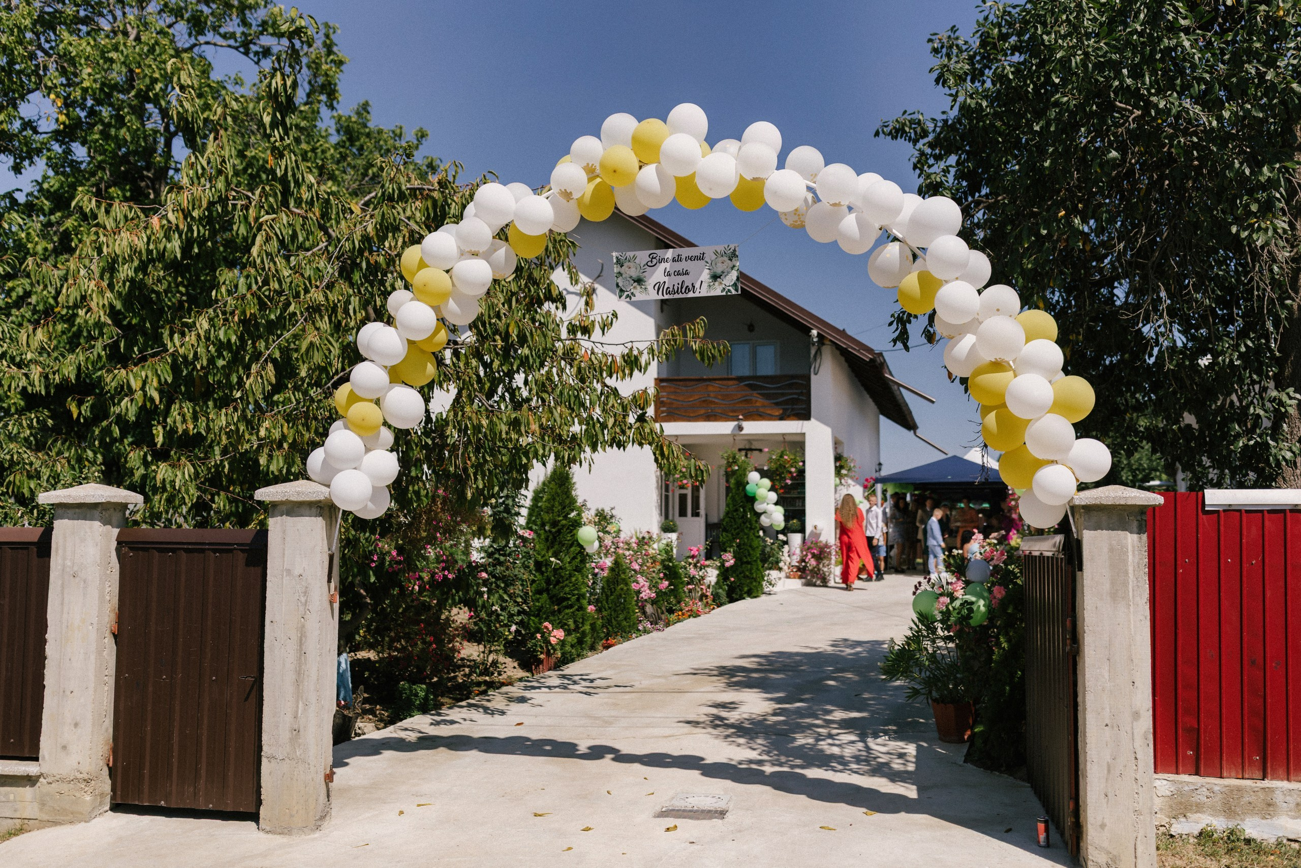 - mireasă Lavinia pregătire casa părintească Hârlău- mire Mihai pregătire Flămânzi cavalerii de onoare- fotograf nuntă Casa Jorovlea- ședință foto miri Mihai și Lavinia- nuntă elegantă Casa Jorovlea- fotografie de nuntă naturală România- domnișoare de onoare pregătire mireasă- emoții nuntă biserică- dansul mirilor Casa Jorovlea* fotograf profesionist nuntă Botoșani Iași* fotografie documentară de nuntă- familie și prieteni la nuntă- nași Mihai și Nicoleta nuntă- portret mireasă în lumină naturală- petrecere nuntă Casa Jorovlea- Nuntă Mihai și Lavinia – momente emoționante din ziua nunții, pregătirile mirilor în Hârlău și Flămânzi, ceremonia religioasă și ședința foto realizată de  AlinoFotoStudio -  Mireasa Lavinia în timpul pregătirilor la Hârlău-  Mihai pregătit de cavalerii de onoare în Flămânzi - Ceremonia religioasă a mirilor Mihai și Lavinia-Ședință foto romantică de nuntă Mihai și Lavinia - Dansul mirilor la petrecerea de nuntă -  fotograf nuntă Iași-  fotograf nuntă Botoșani- wedding photography Romania- AlinoFotoStudio - AlinoFotoStudio - Alin Chirilă fotograf - fotograf Botoșani - fotograf Iași - fotograf Hârlău - fotograf Bacău - fotograf Suceava - fotograf București - fotograf Neamț - servicii foto video - fotograf evenimente - fotograf nuntă - fotograf botez - wedding photographer Romania - ședință foto nuntă - fotografie de eveniment - wedding photography - fotografie profesională - fotograf profesionist România- povestitor prin fotografie, servicii foto - video -profesionale