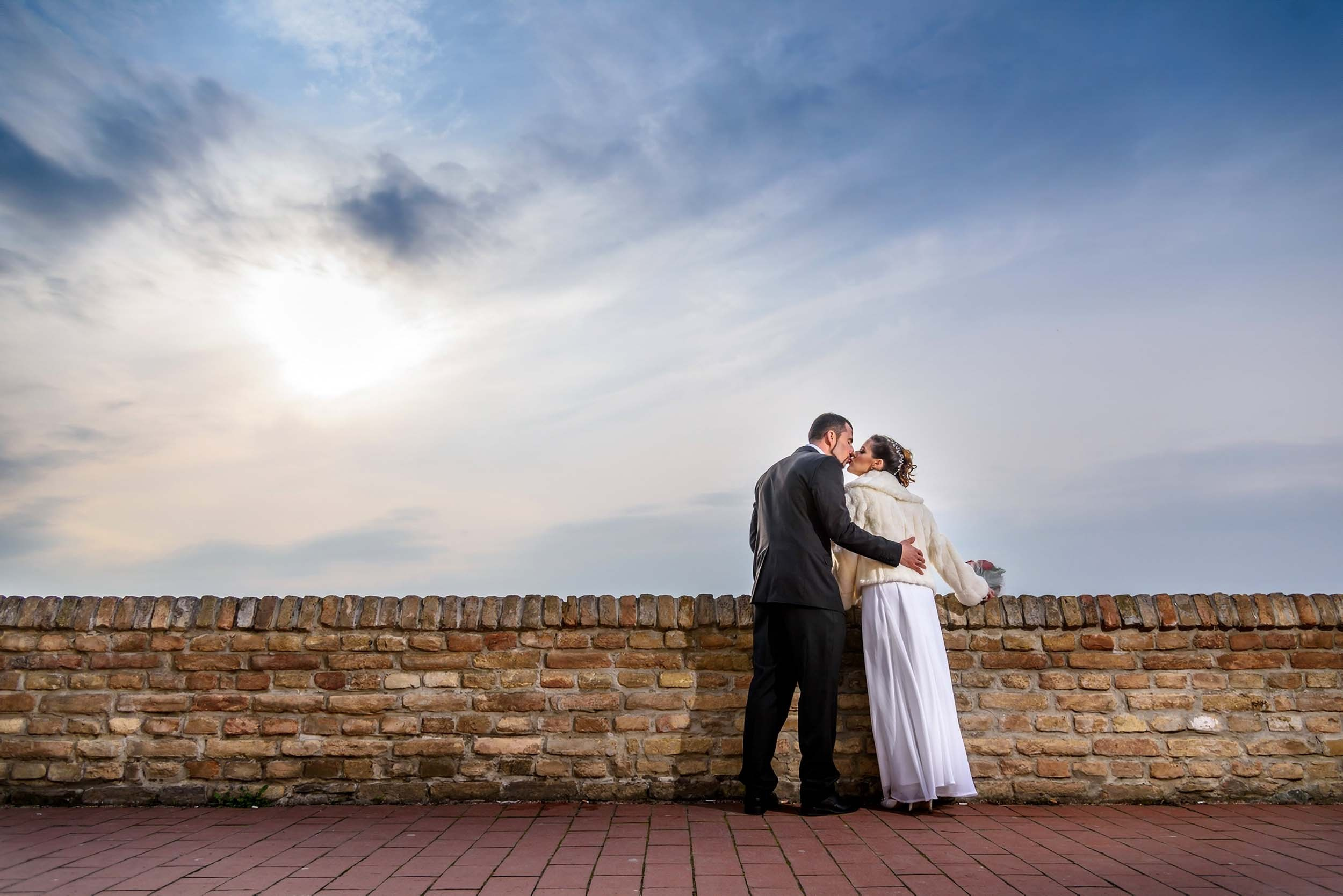 Mladenački poljubac kod rustičnog bedema Petrovaradinske tvrđave