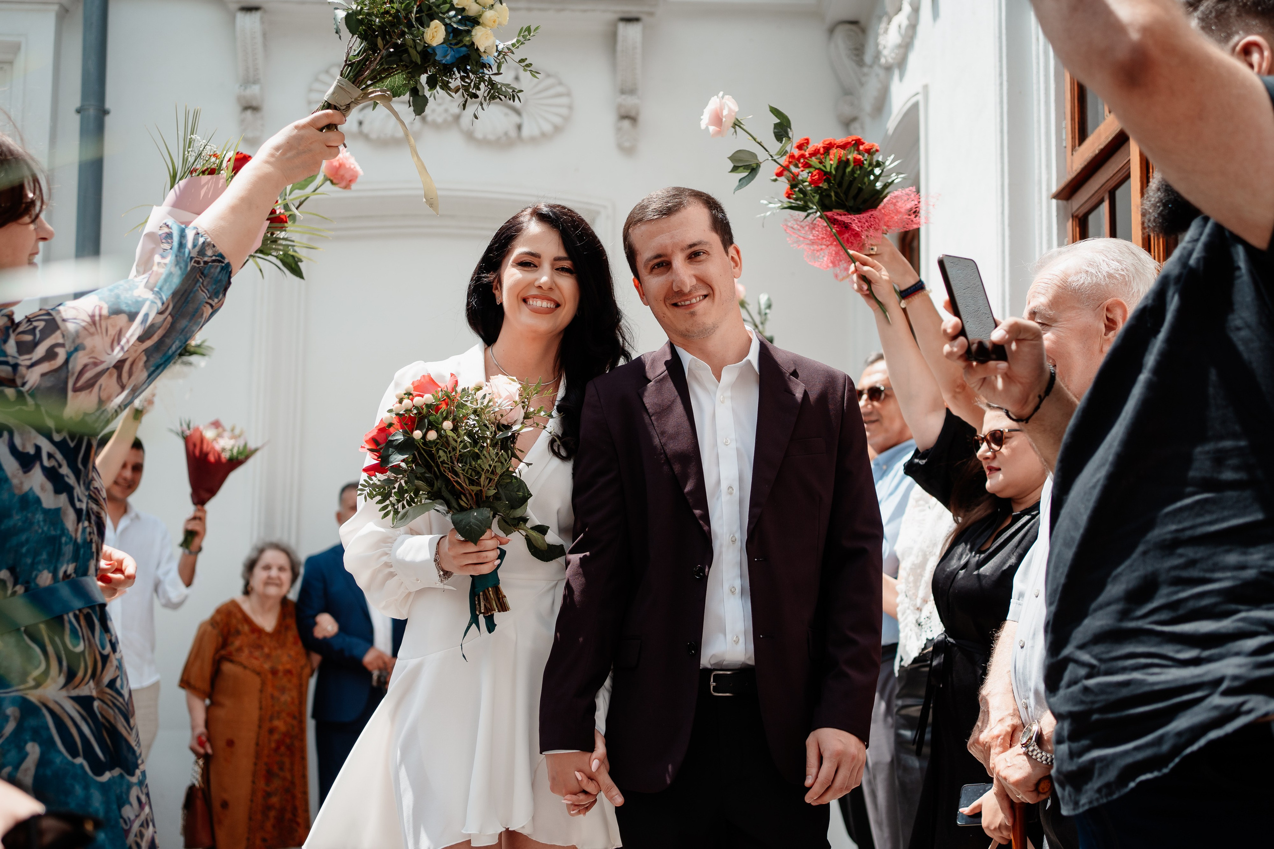 Miri fericiți în fața oficiului stării civile din Bucuresti, Sector 3, celebrând începutul unei noi vieți împreună. Fotografie de cununie civilă, capturând naturalețea și bucuria momentului special.