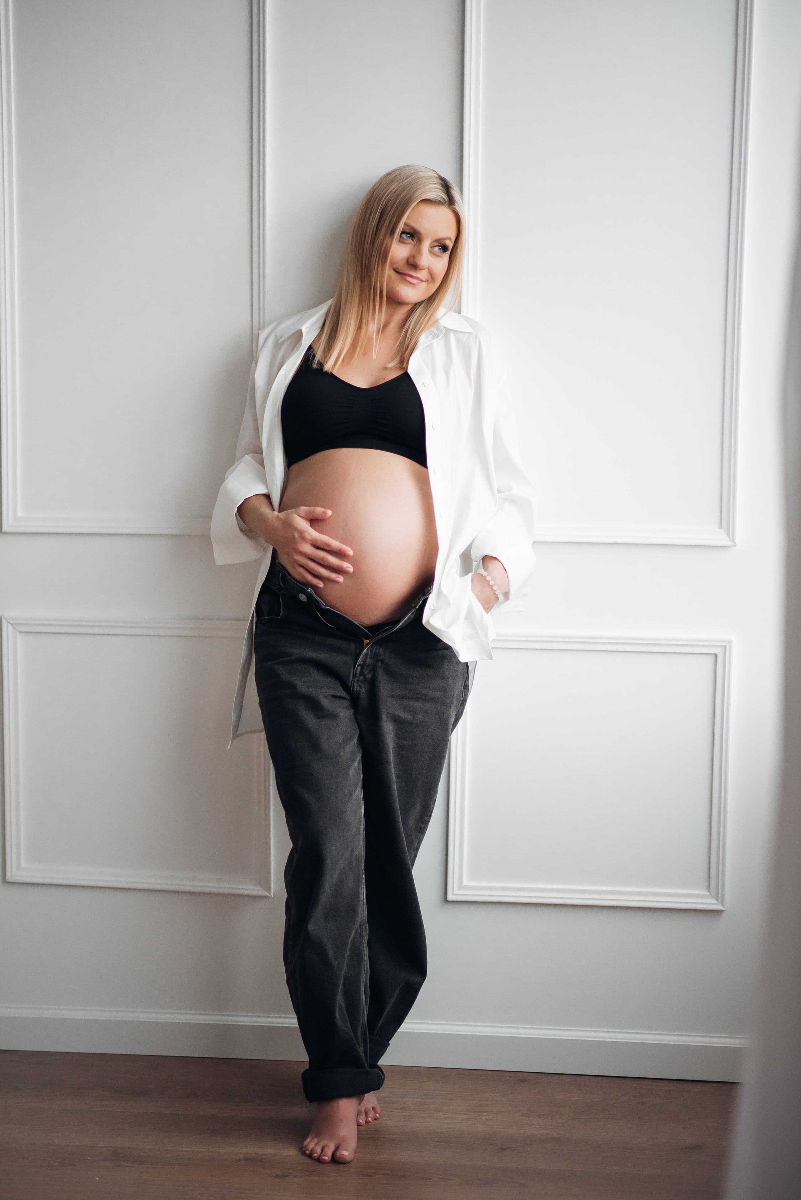 Fotosesijos studijoje. Aukse Stravi fotografė