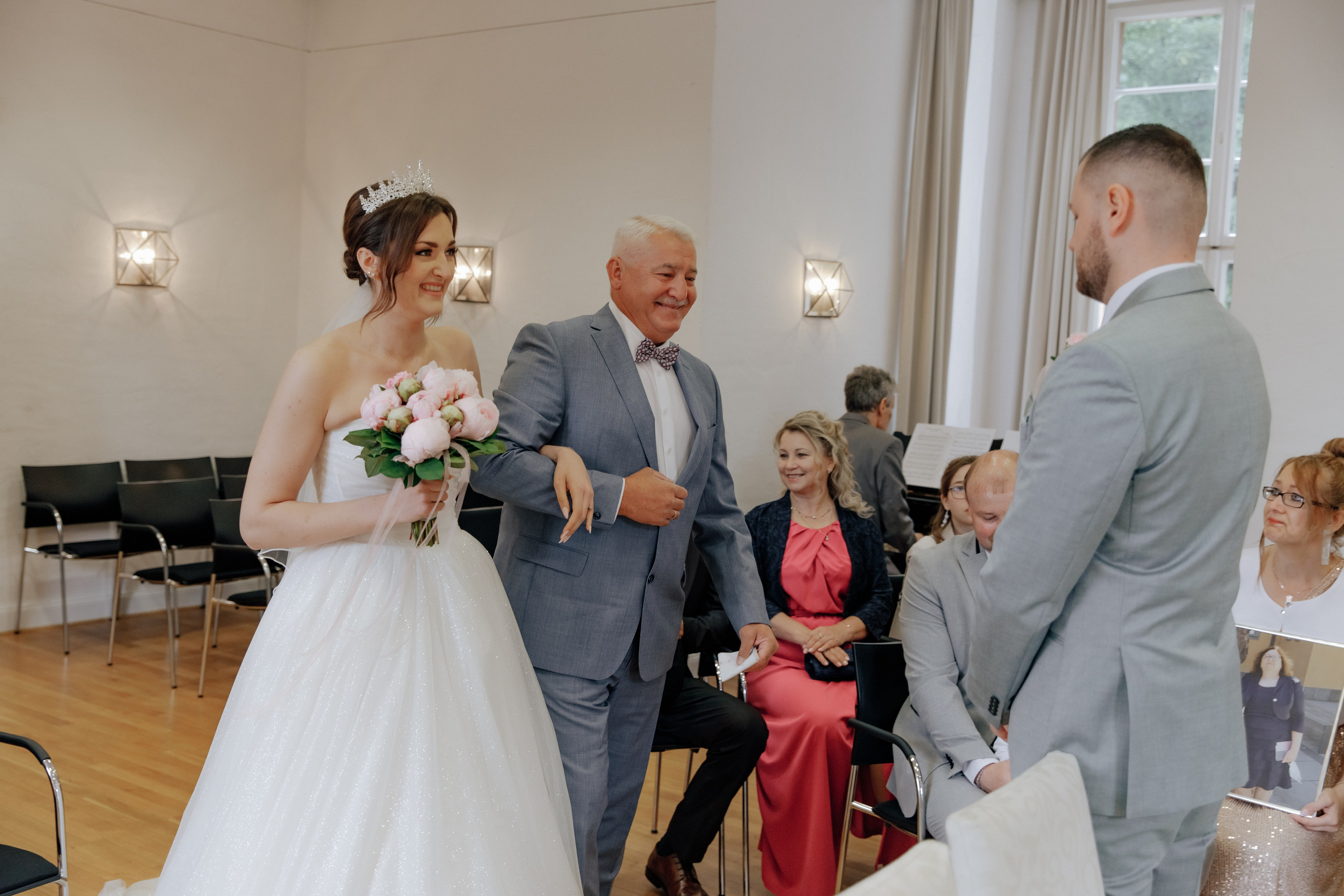 Der Vater führt die Braut zum Bräutigam im Standesamt.