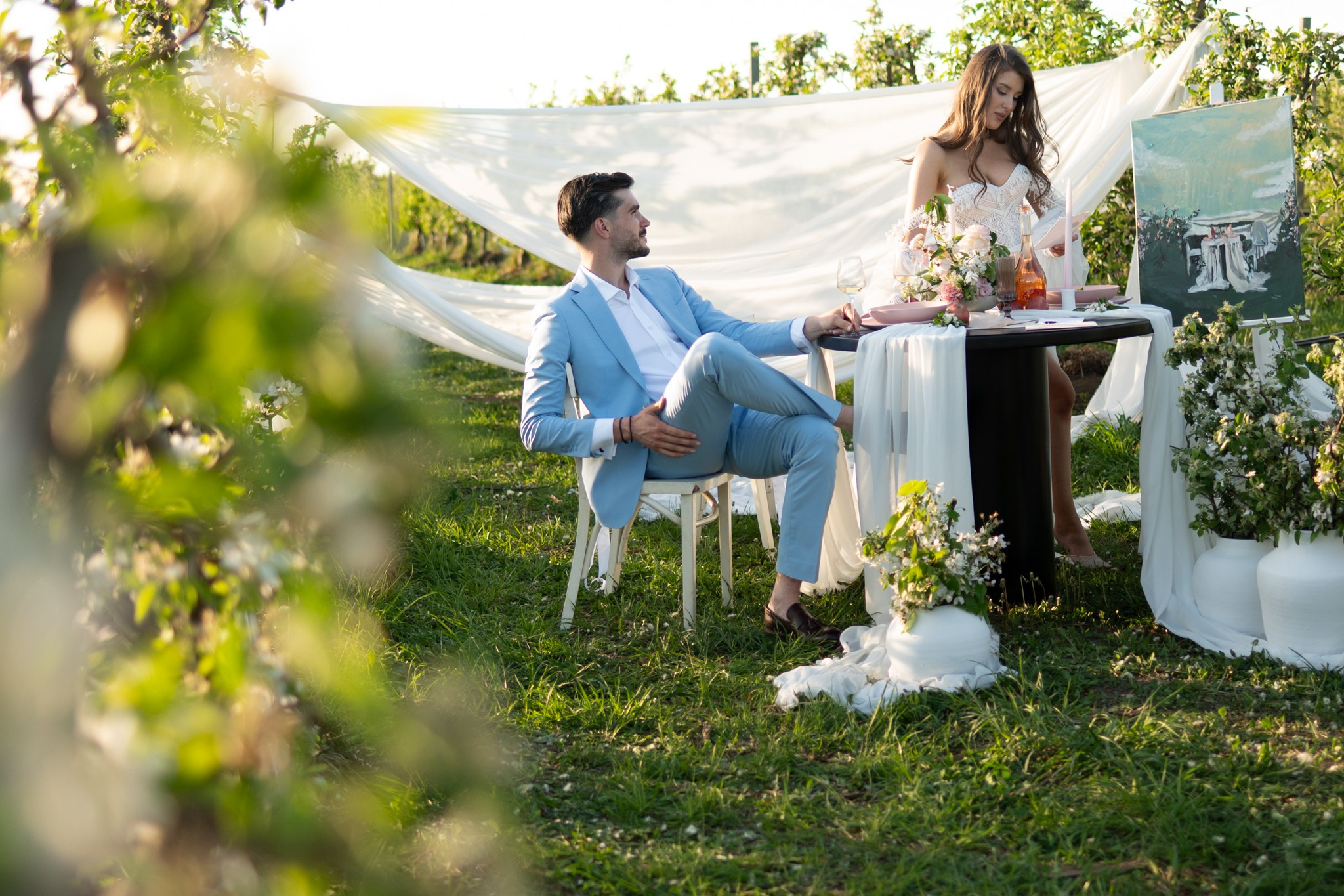 Ședință foto in livada înflorită , cuplu , îndrăgostiți, ședință foto save the date. Alexandra Hanu Photographer