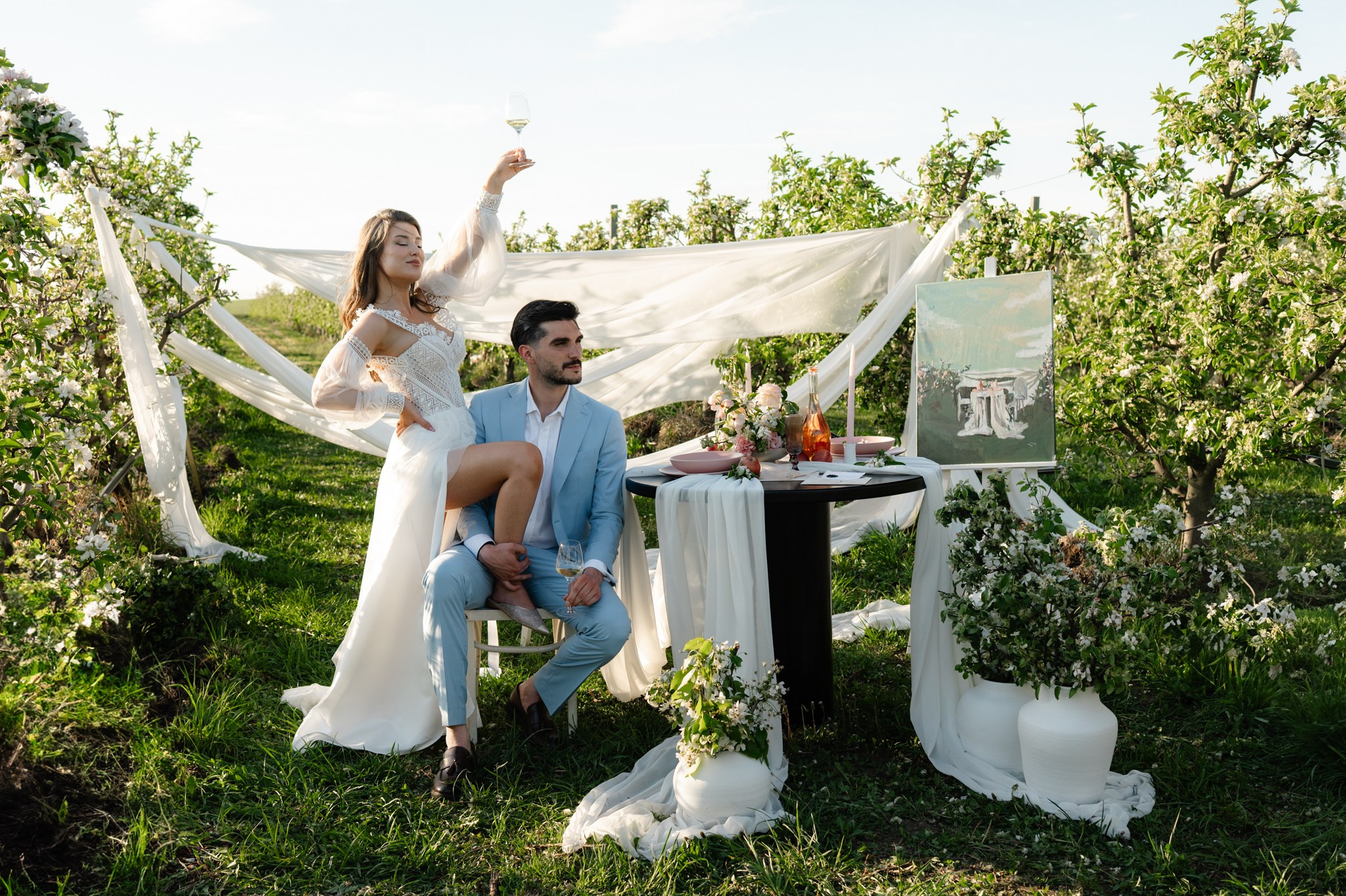 Ședință foto in livada înflorită , cuplu , îndrăgostiți, ședință foto save the date. Alexandra Hanu Photographer