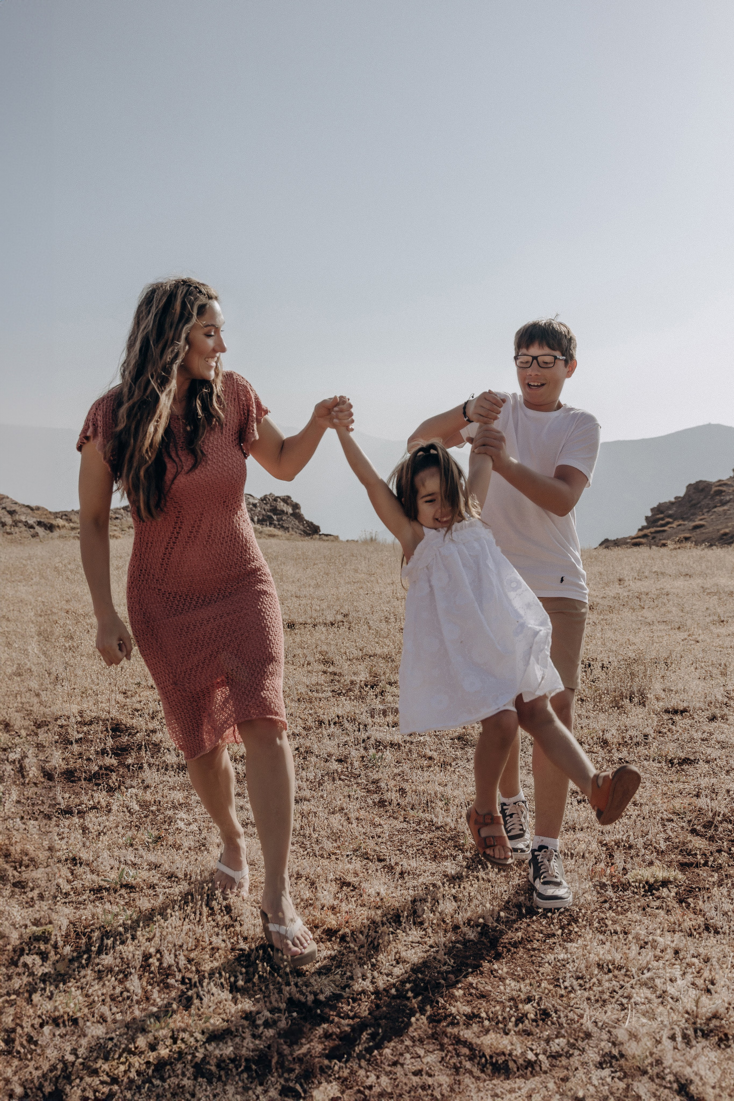 Family Photoshoot in the Mountains — Nature & Tenderness. Photographer in Santiago, Chile Anna Almazova