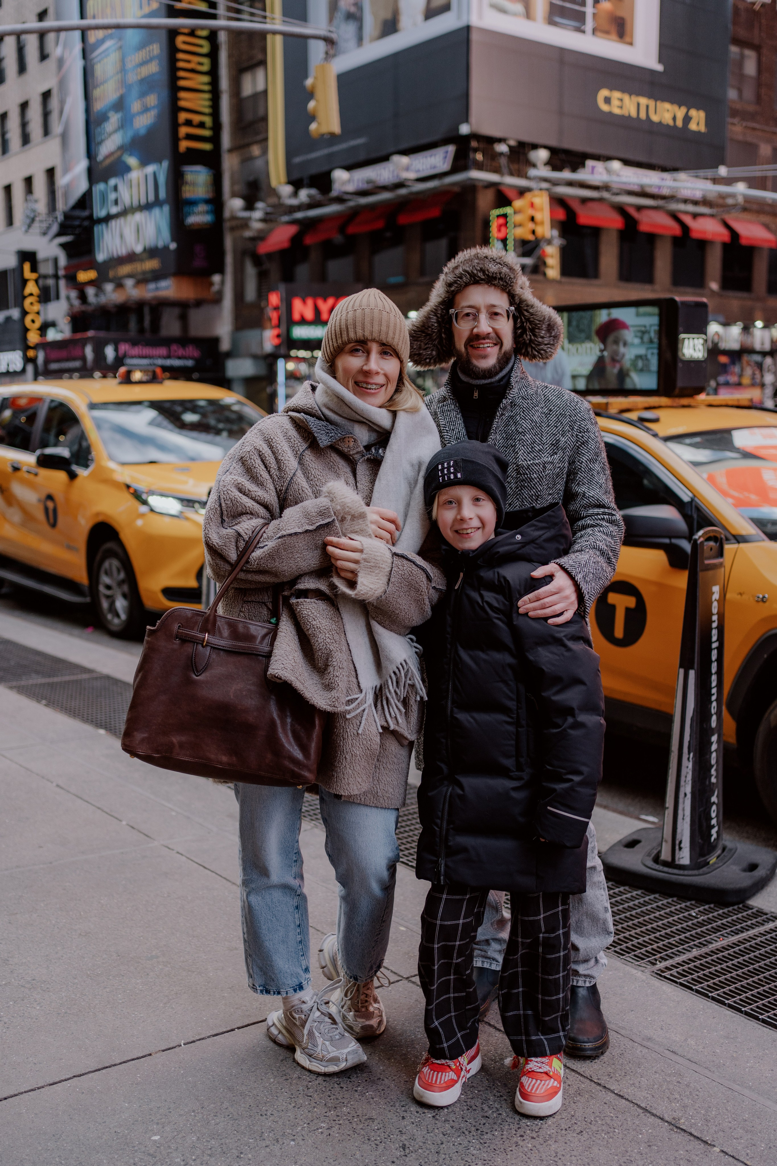 Family in Times Square. Videographer and photographer in New York // MAKAROV.VIDEO