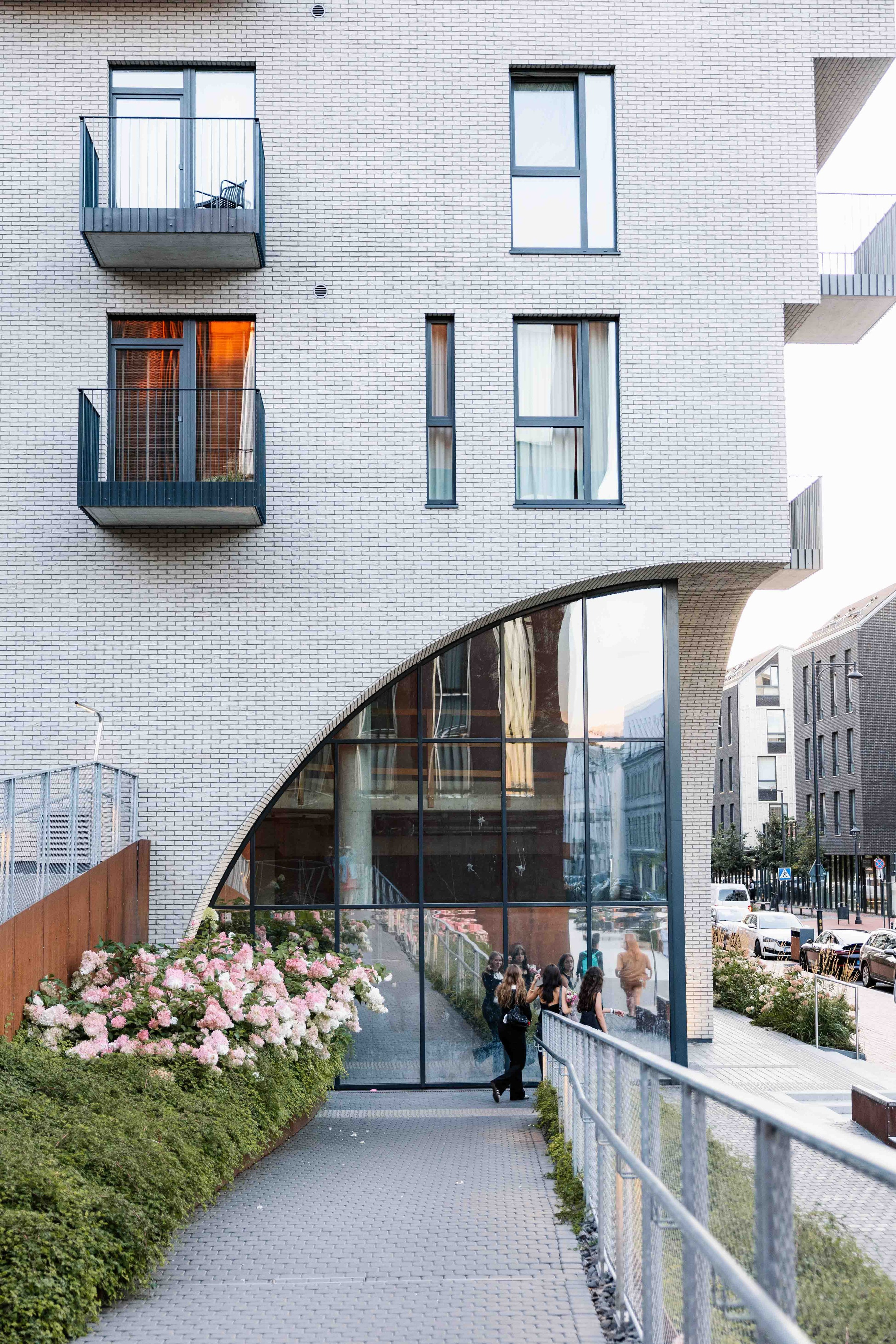 Modernios lokacijos fotosesijai Vilniuje. Framed by Evelina | Vestuvių fotografė