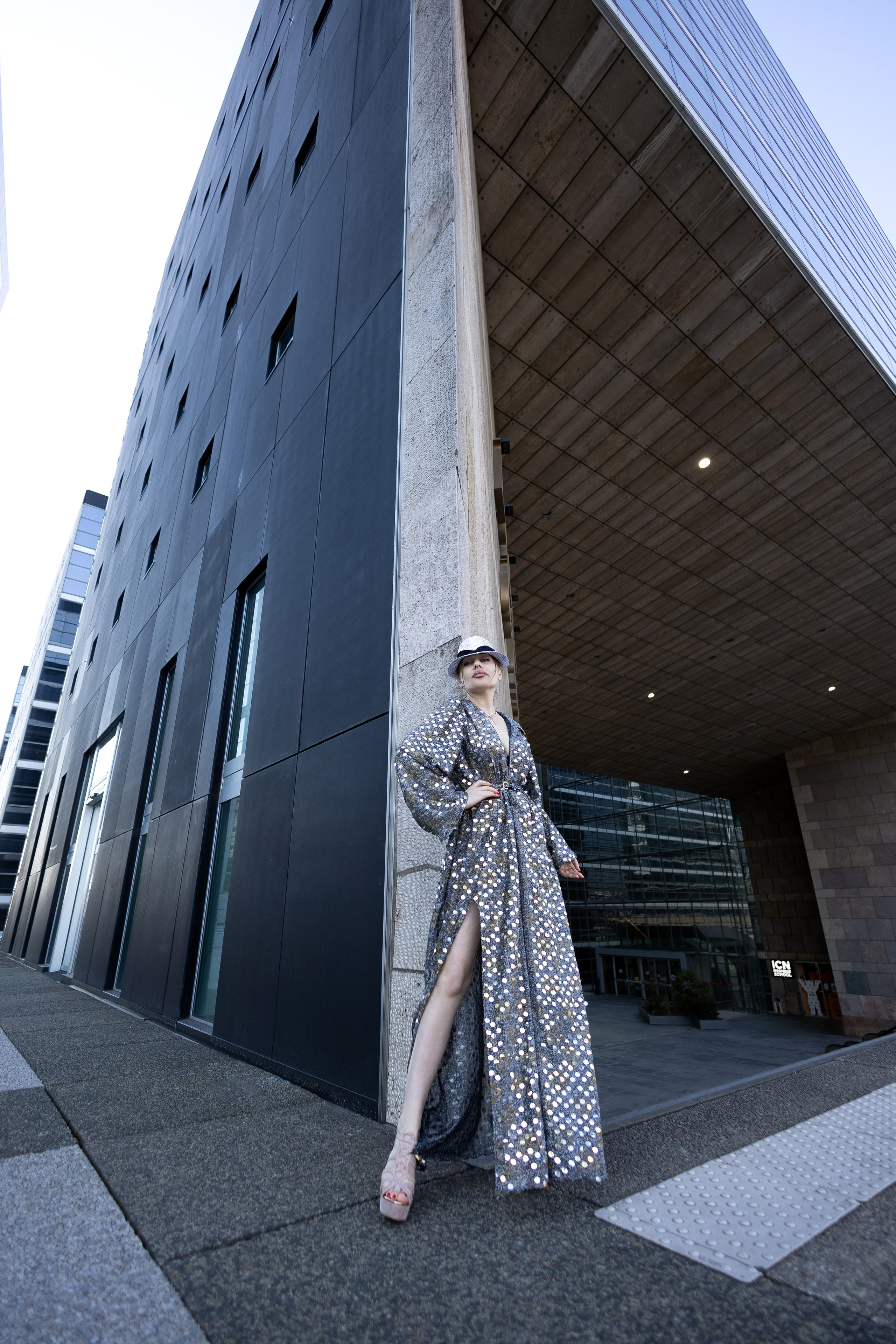 Shooting La Defence cu Lenuta. Wedding, event and family photographer in Paris, Emilian Olaru