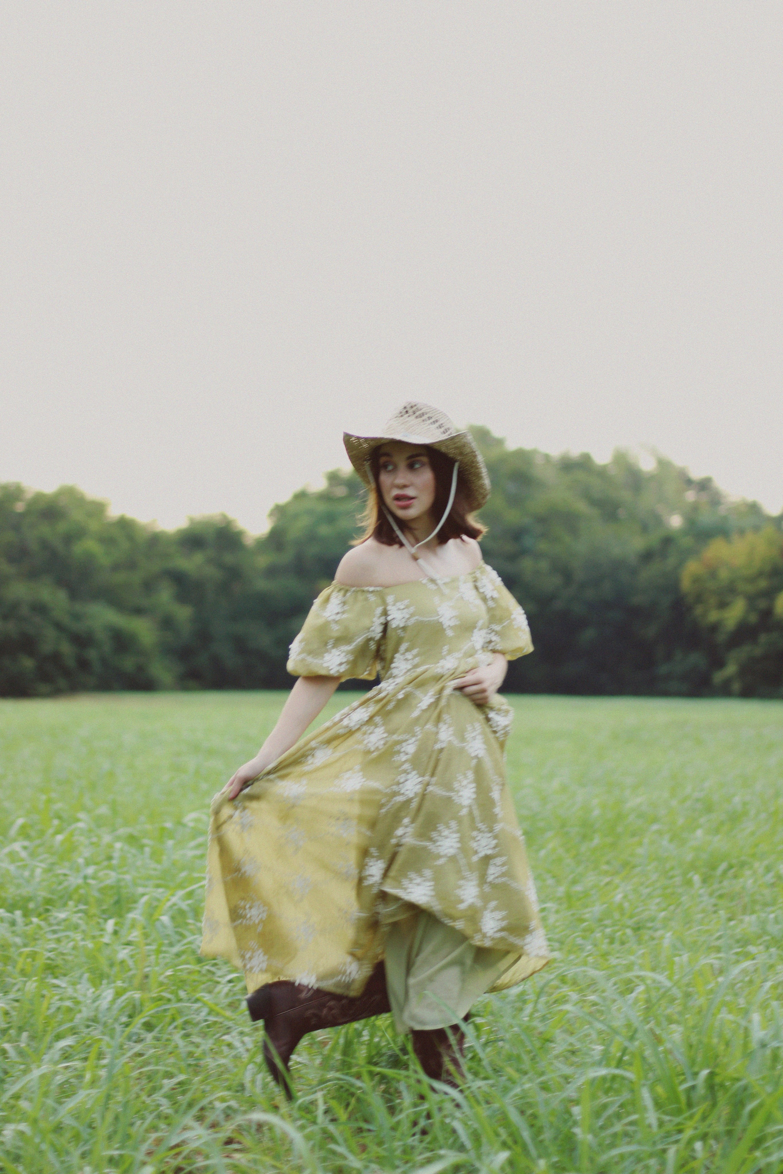 Countryside cowgirl-style portrait photoshoot. Lana Petrychenko — Portrait & Family Photographer. Valencia, Spain