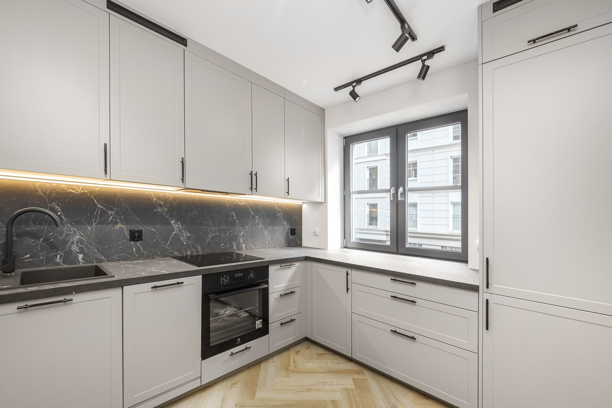 fotografia kuchni w mieszkaniu na sprzedaż