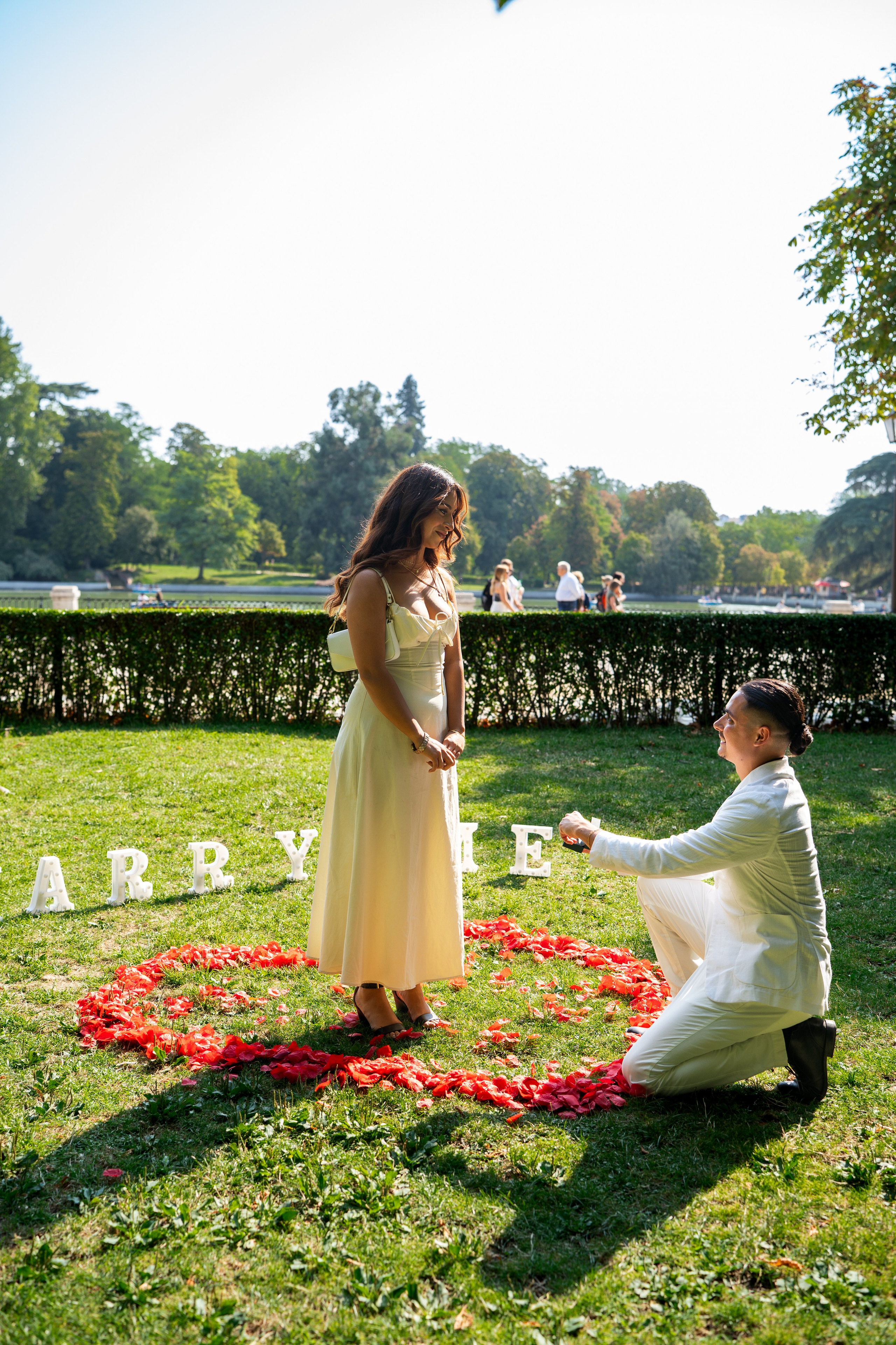 Romantic proposal in Retiro park. Photographer in Madrid, Spain. Alyona Belyaninova