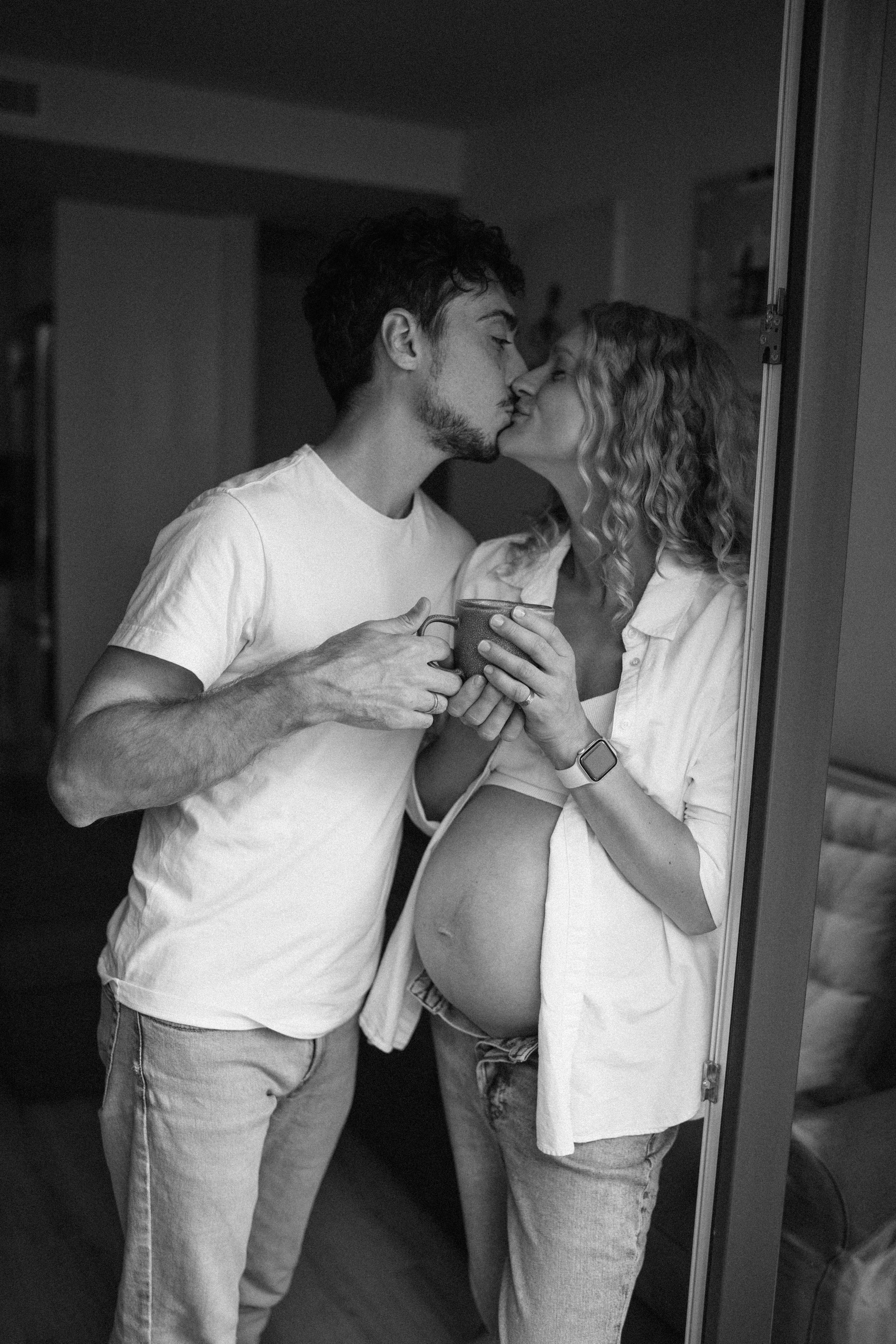 Candid pregnancy photoshoot in the park. Photographer in Madrid, Spain. Alyona Belyaninova