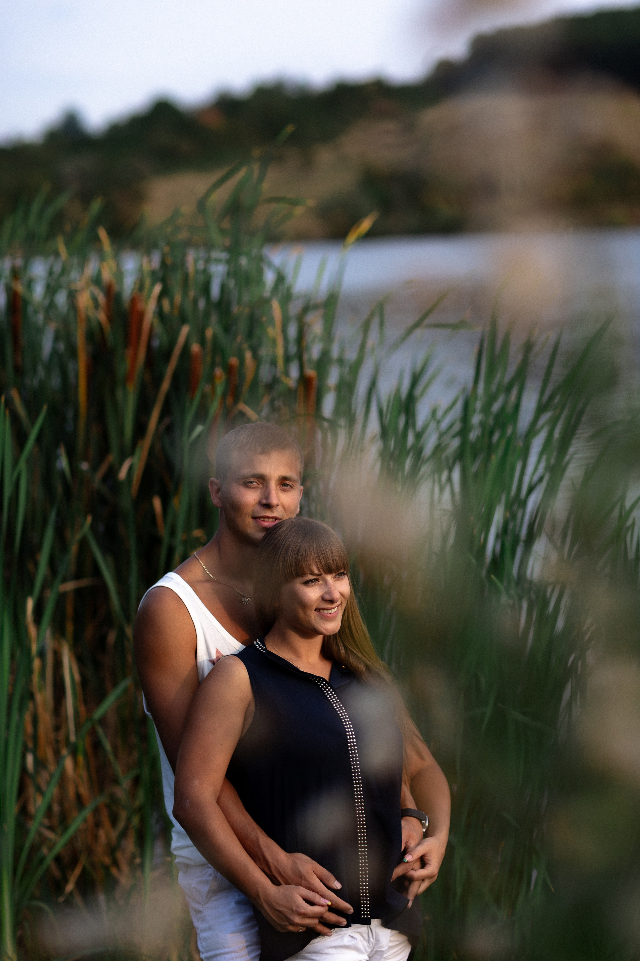 влюбленная парочка озеро обнял ее нежно спокойствие чувства камыш счастье  красивые фотки