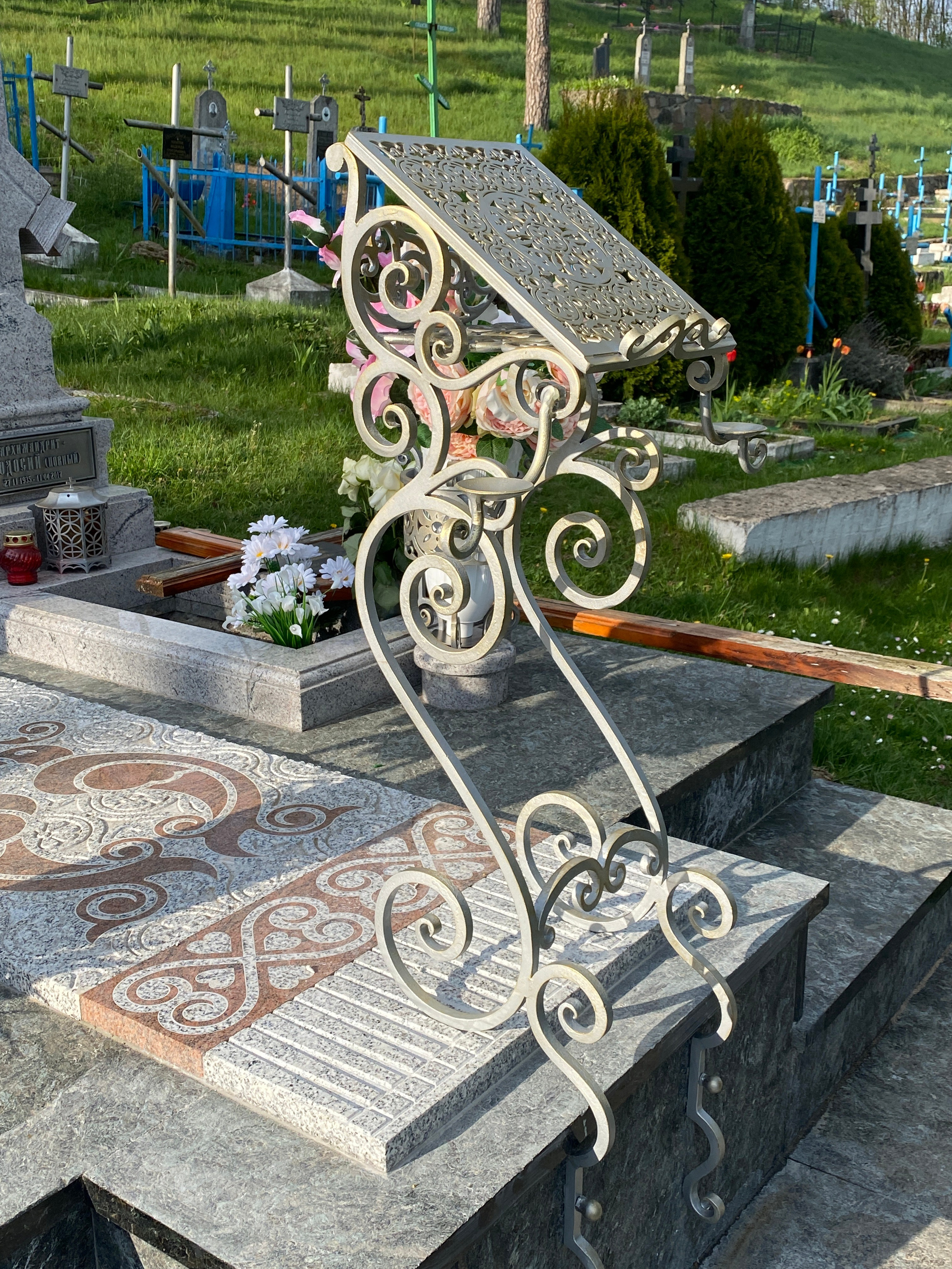 Мемориальная композиция в Успенском Жировичском ставропигиальном монастыре Белорусской православной церкви в агрогородке Жировичи Слонимского района Гродненской области Республики Беларусь. Протоиерей Фёдор Повный - идея и творческая концепция. Мария Тарлецкая - автор проекта и руководитель реализации. Анна Авгуль - витраж.  2022-2023 г. Сталь, витражи, монолитный поликарбонат,  художественная ковка, лазерная резка, сварка.