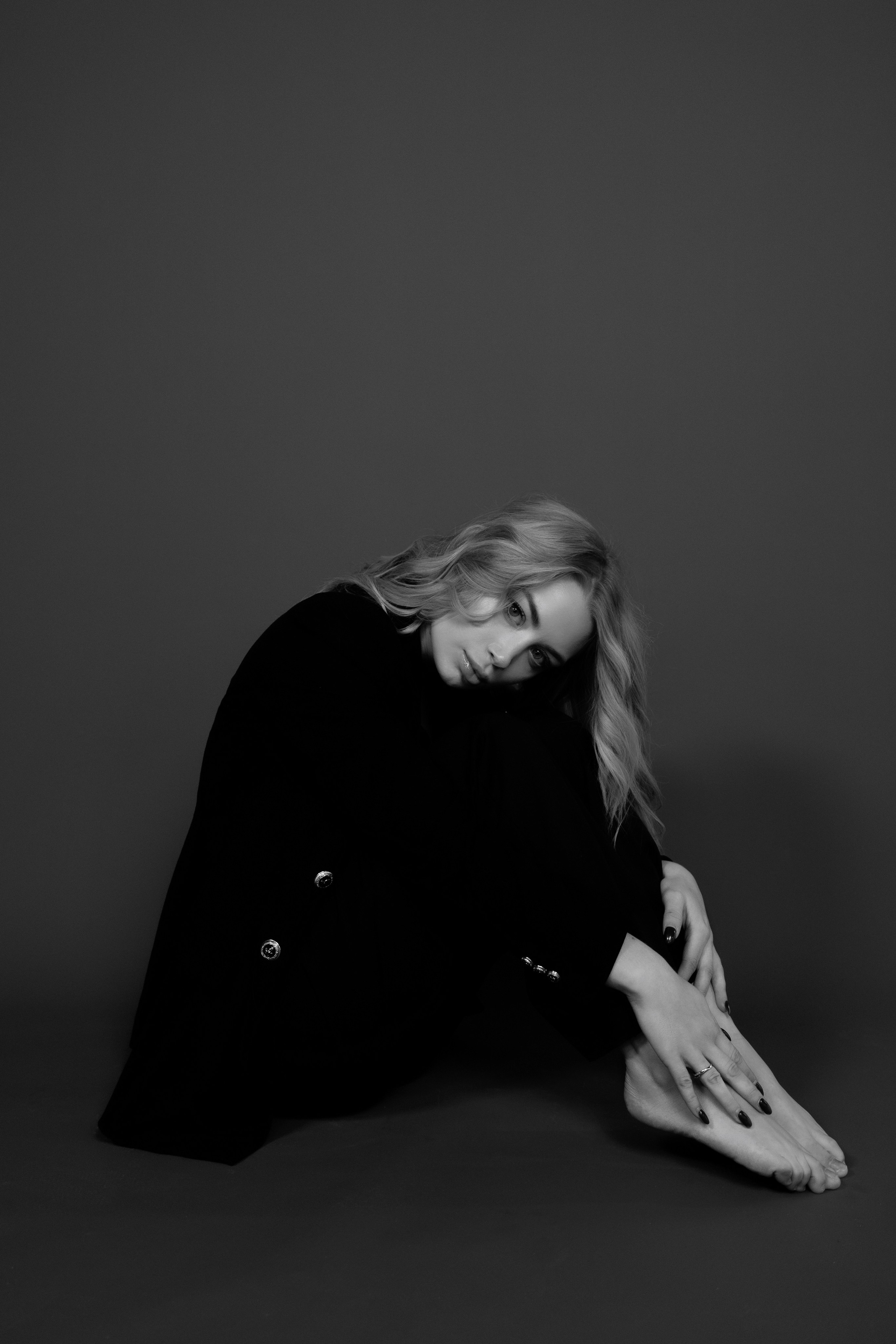 Modern Elegance. Studio Portrait Session. Red & Black Fashion Aesthetic. Kristina Kozheltsova- Soulful Portrait&Lifestyle&Love Story Photographer in Leipzig, Germany