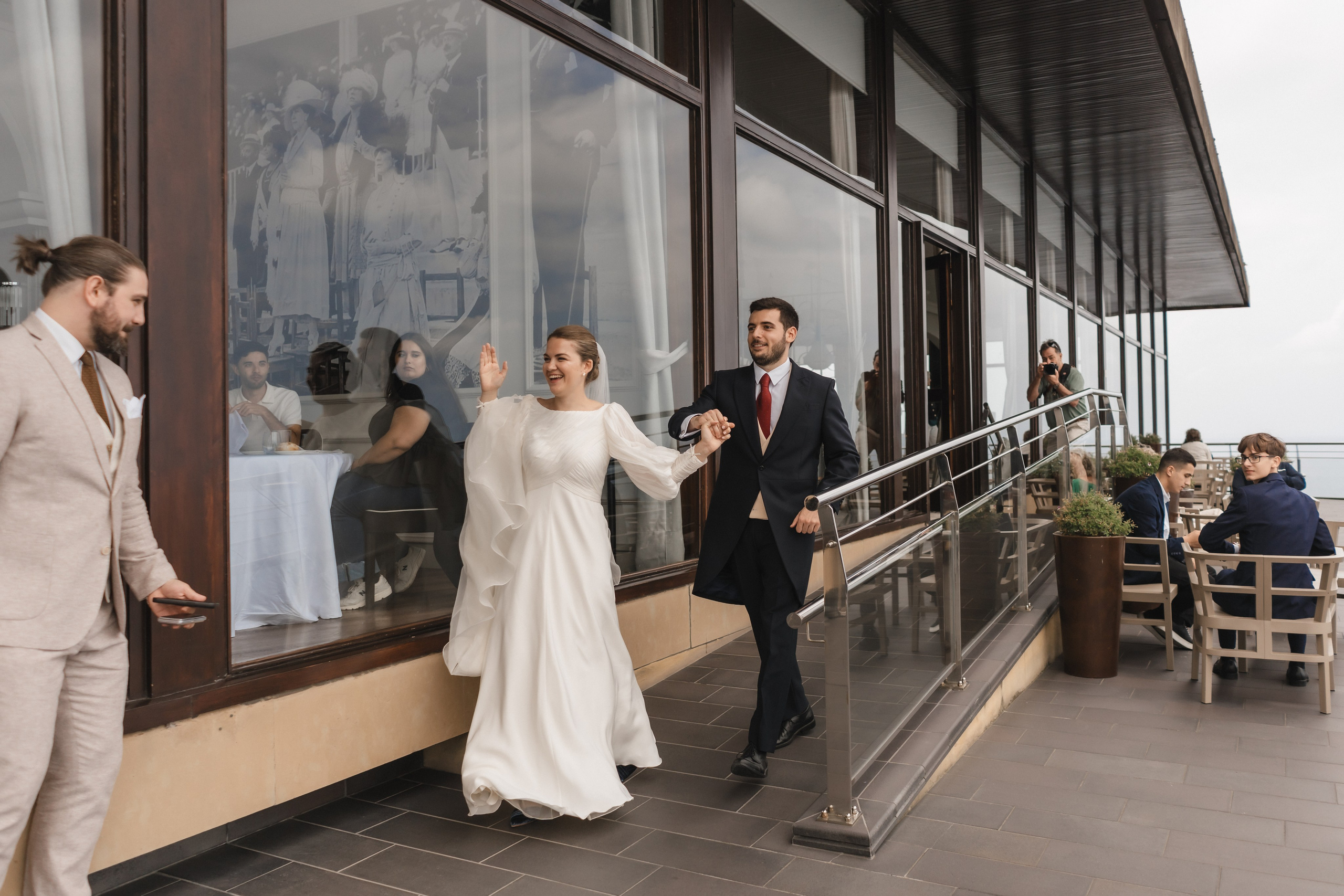 Elegancia y alegría familiar. Boda de Andrés y Lucía en San Sebastián. Holigood foto y video reportaje de bodas en San Sebastián y Europa
