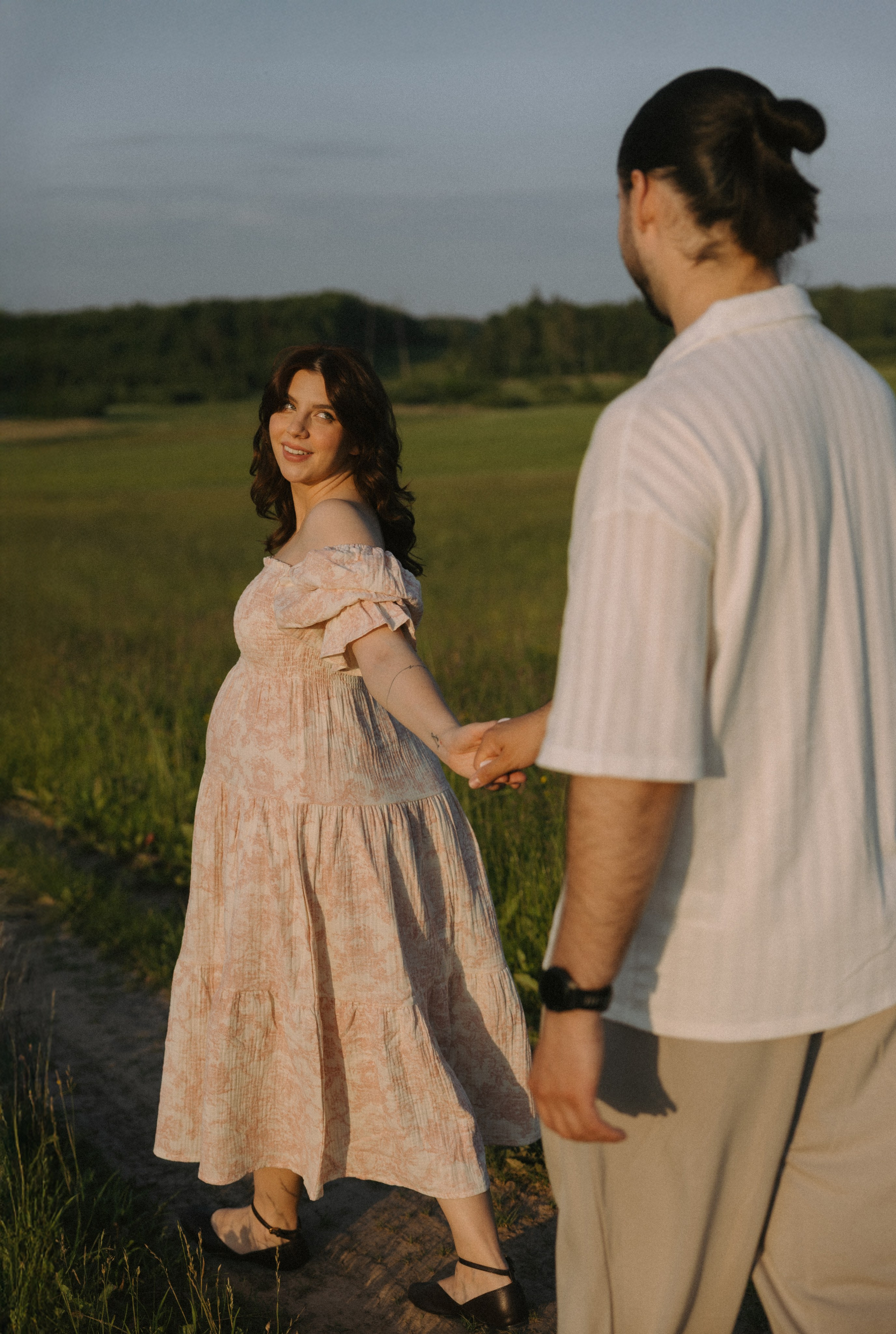 Lera & Maksim | laukimo fotosesija pievoje saulei besileidžiant. Vestuvių ir šeimų fotografė Lena Bondarenko / belove photo
