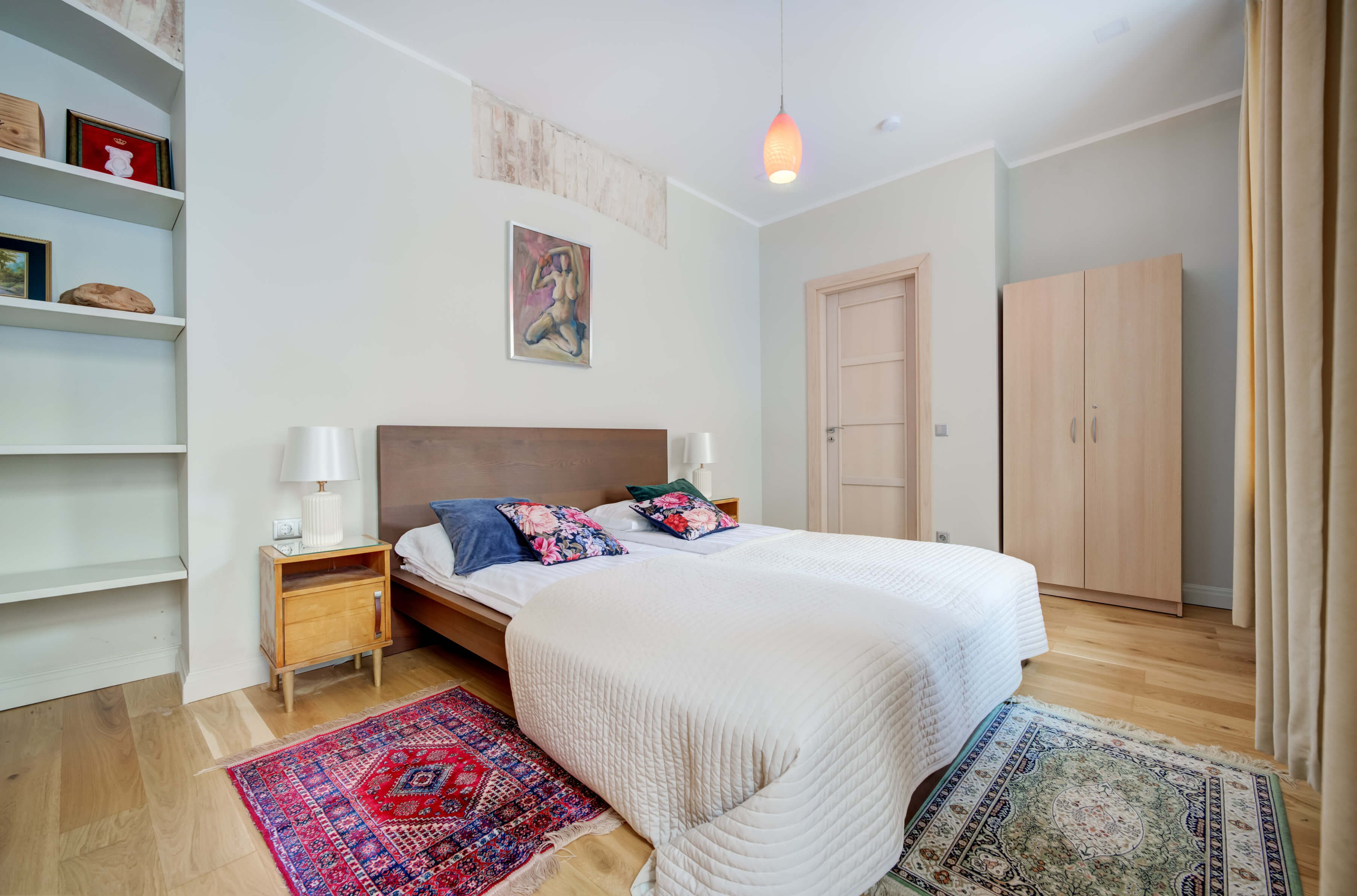 Prabangus miegamasis senajame fonde — net knarkimas skamba atmosferiškai